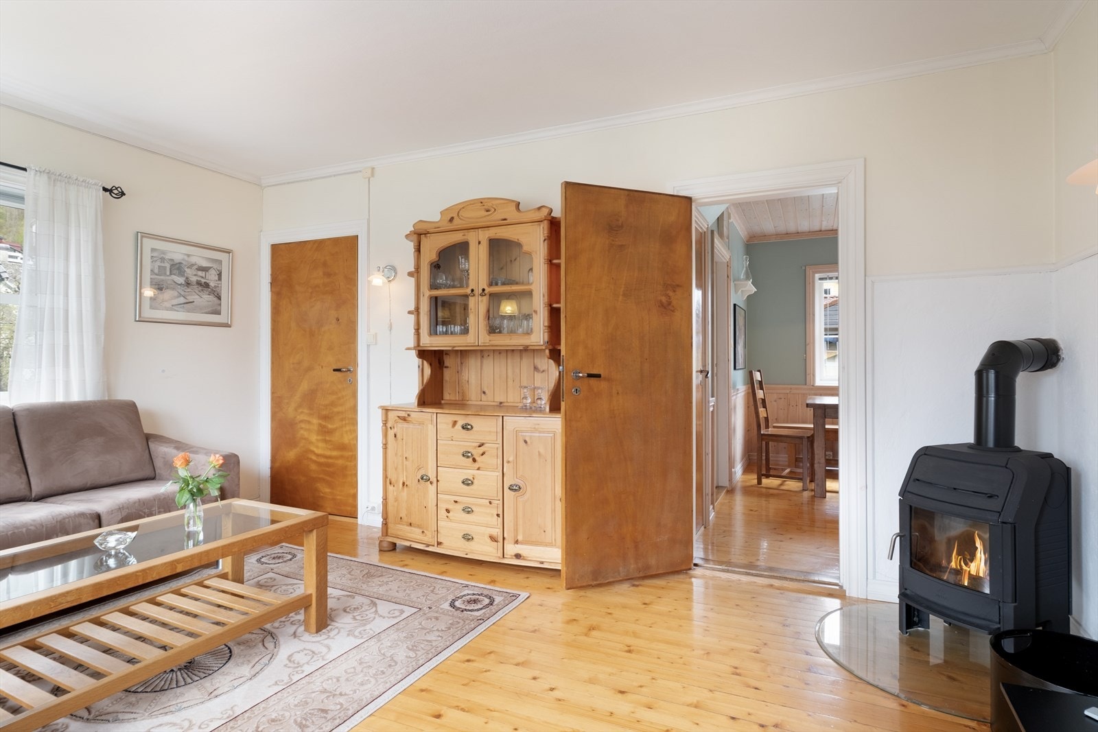 Frå kjøkkenet har ein inngang til stove (også frå entrèen). Galleribilde