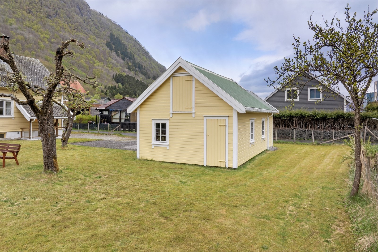 Uthus med 2 bodar, samt hems til oppbevaring. Galleribilde