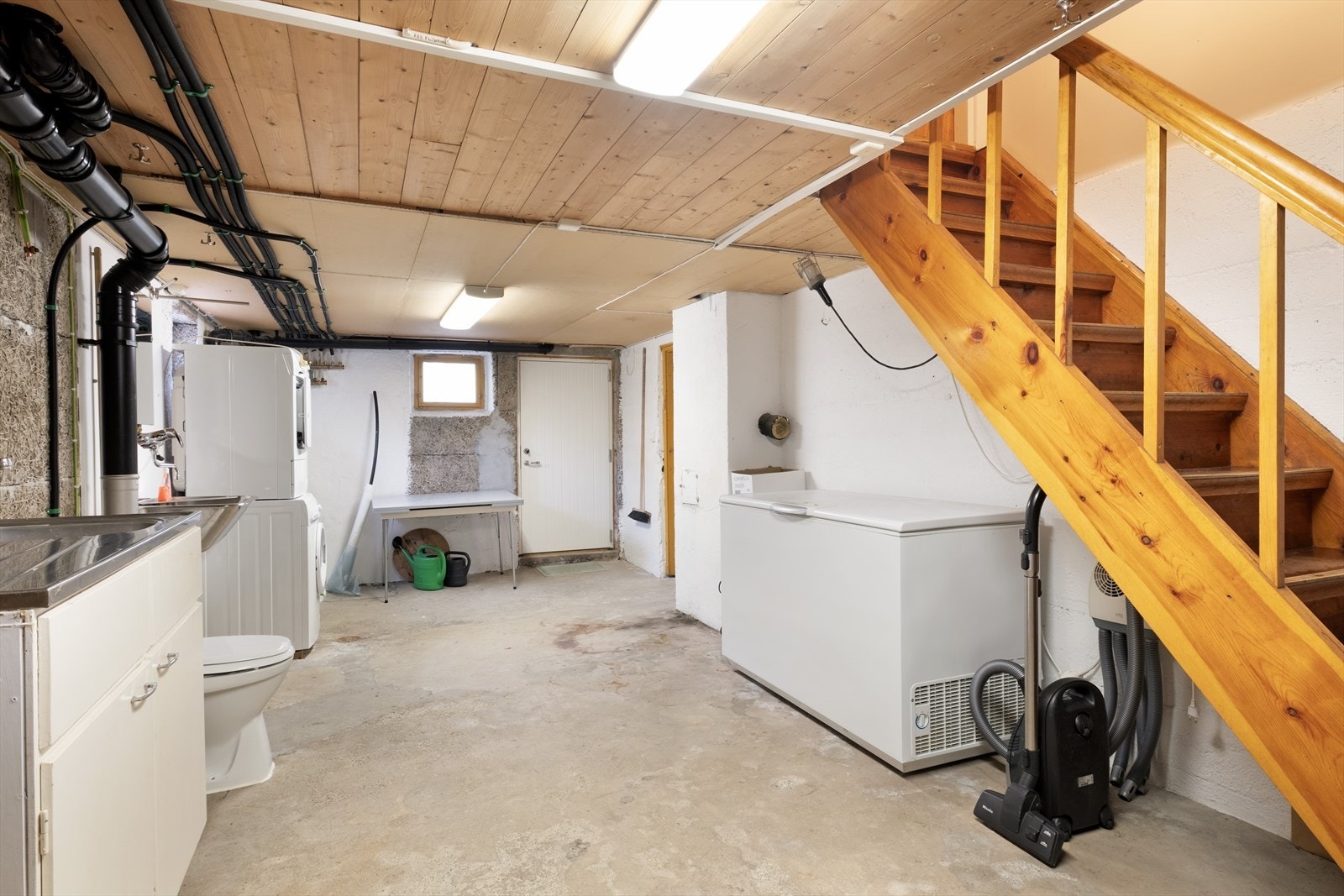 I kjellaren har ein to store rom som kan brukast til oppbevaring. Frå denne sida, har ein også utgangsdør som ledar deg opp trappa til tunet. Galleribilde