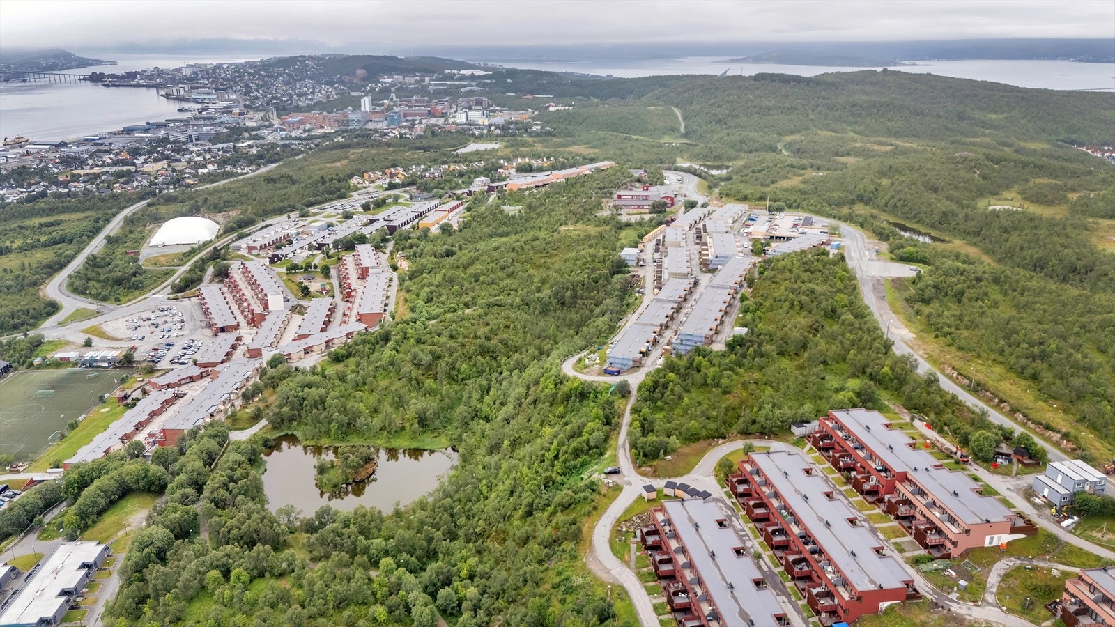 Borettslaget ligger "langs ryggen" av Tromsøya med kort veg UNN/UiT, til Varden-toppen, skiløype, natur, Rundvannet og Langvannet. Ellers kort veg til skole, barnehage og butikk. Galleribilde