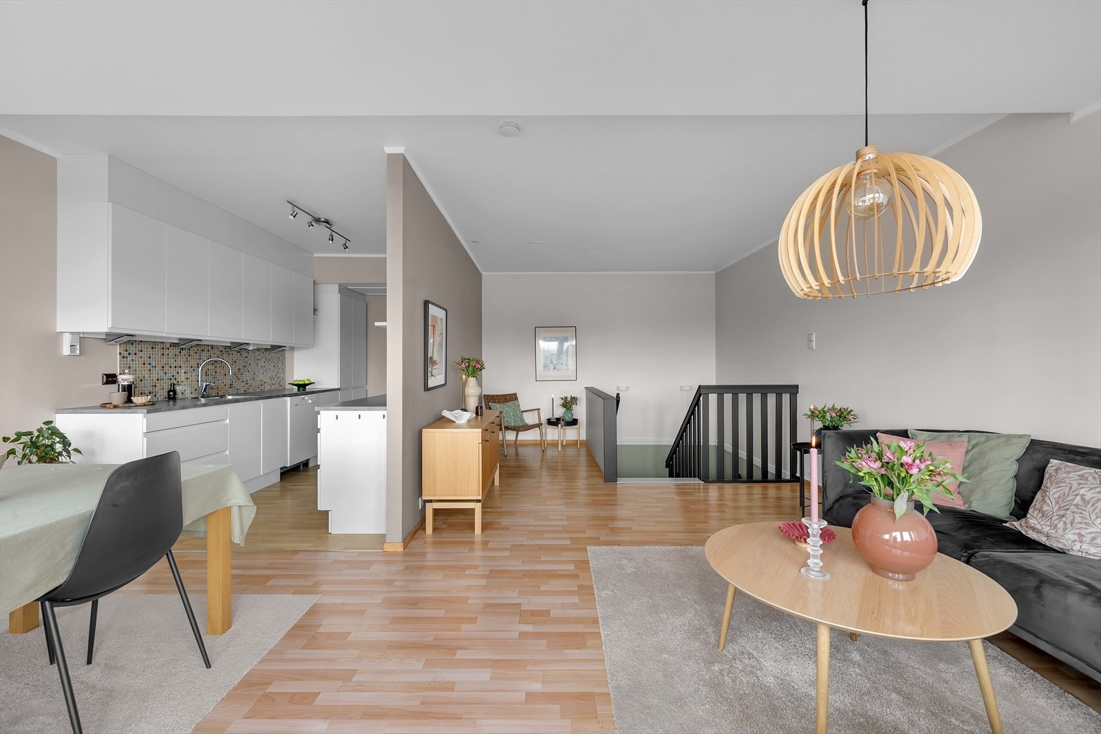 Gode møbleringsmuligheter, med plass til stor sittegruppe og annet ønsket møblement. Galleribilde