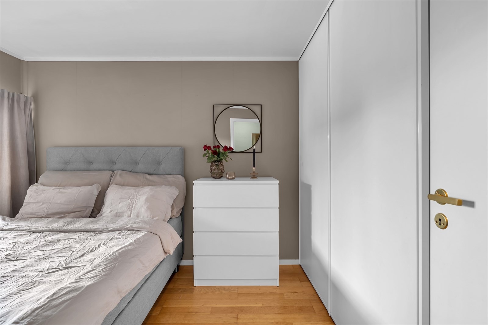 Innredet med praktisk skyvedørsgarderobe med god oppbevaringsplass. Galleribilde