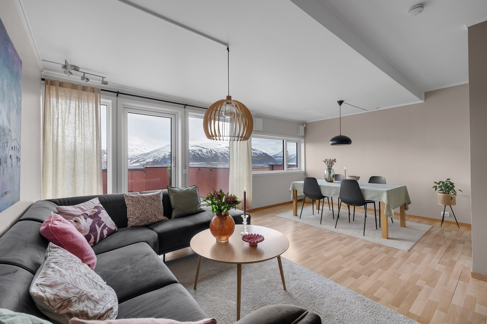Velkommen til Varden 122- en flott 3-roms over 2 plan med balkong, parkering og nærhet til UNN/UiT! Galleribilde