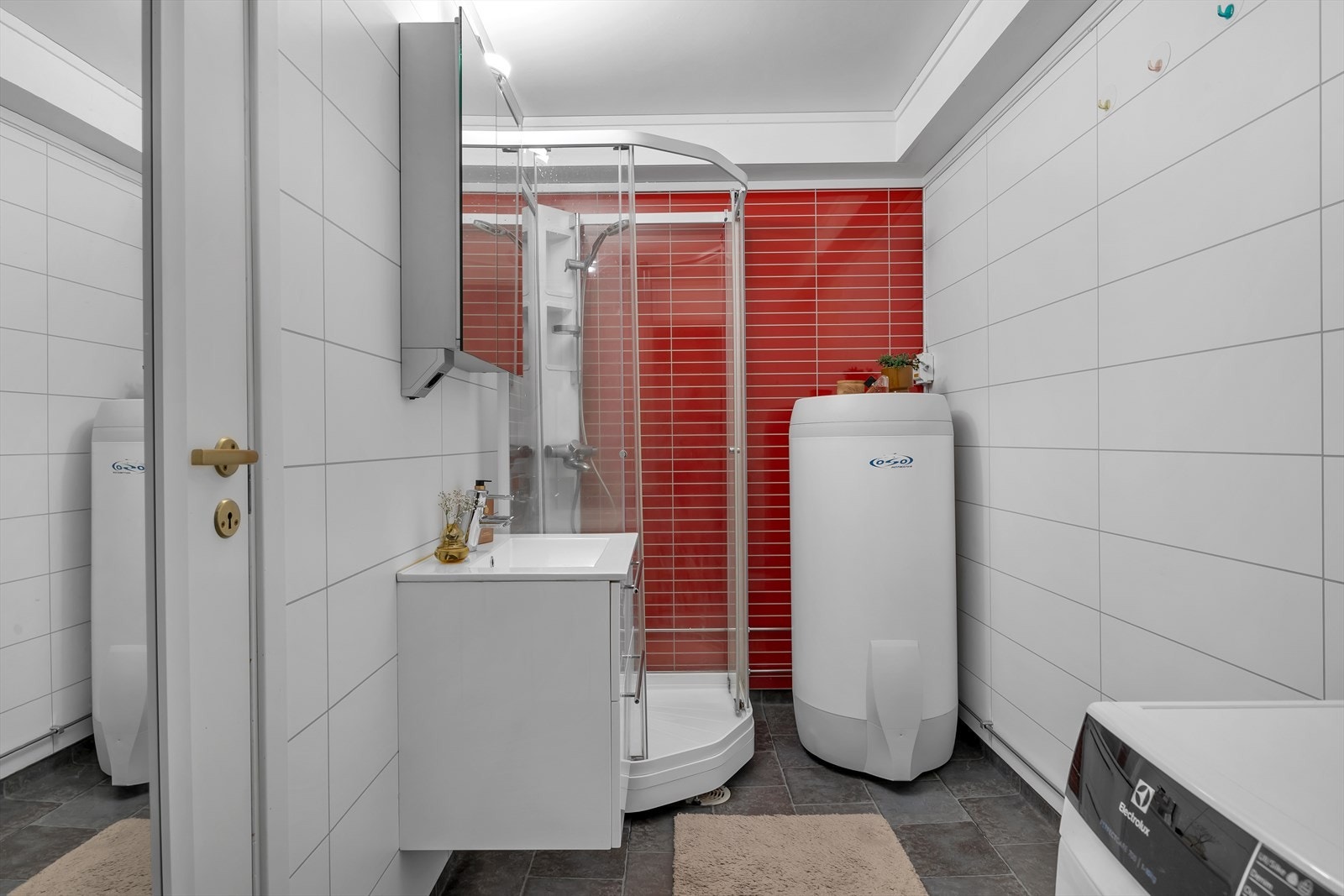 Badet har baderomsplater på vegger og vinylbelegg på gulv. Galleribilde