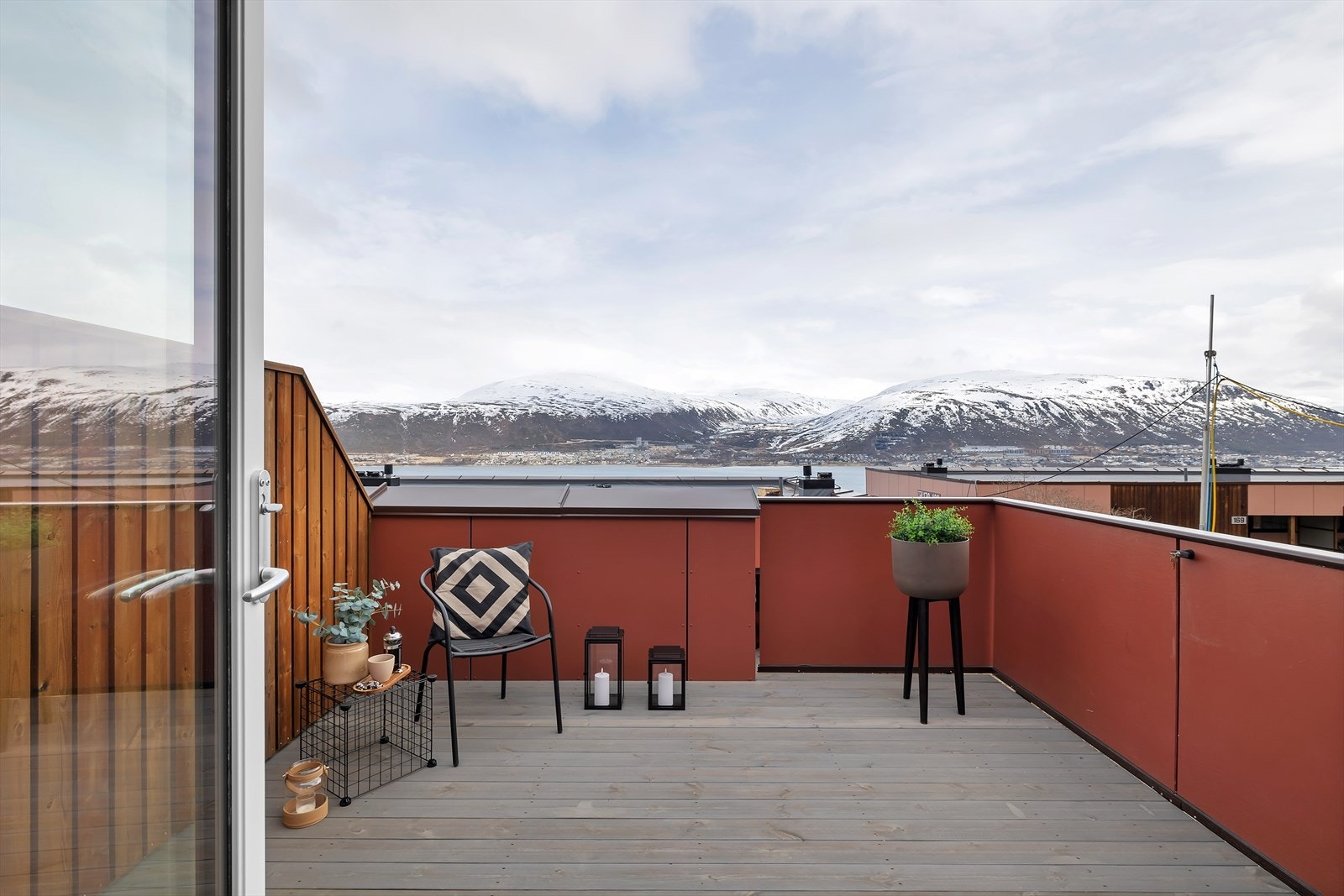 Flott og romslig balkong med god plass til utemøbler. Fantastisk utsikt mot Tromsdalen, Tromsdalstinden, Fløya og Fjellheisen Galleribilde