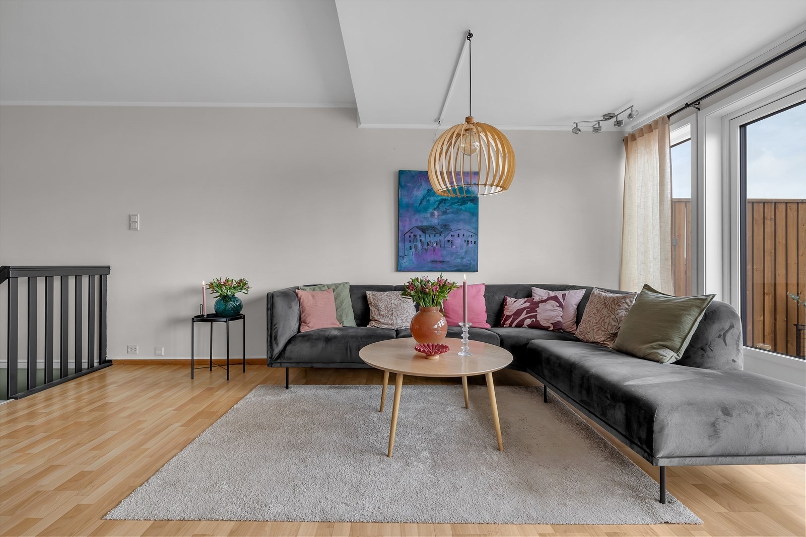Store vinduer sørger for godt lysinnslipp og gir en flott og åpen utsikt. Galleribilde