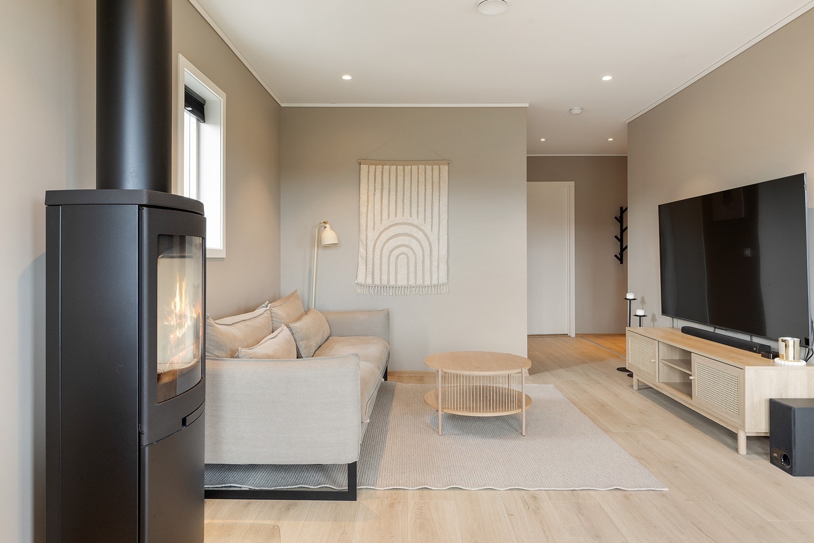 Stuen er malt i lun beigetonet farge. Downlights i tak hvor belysning kan dempes Galleribilde
