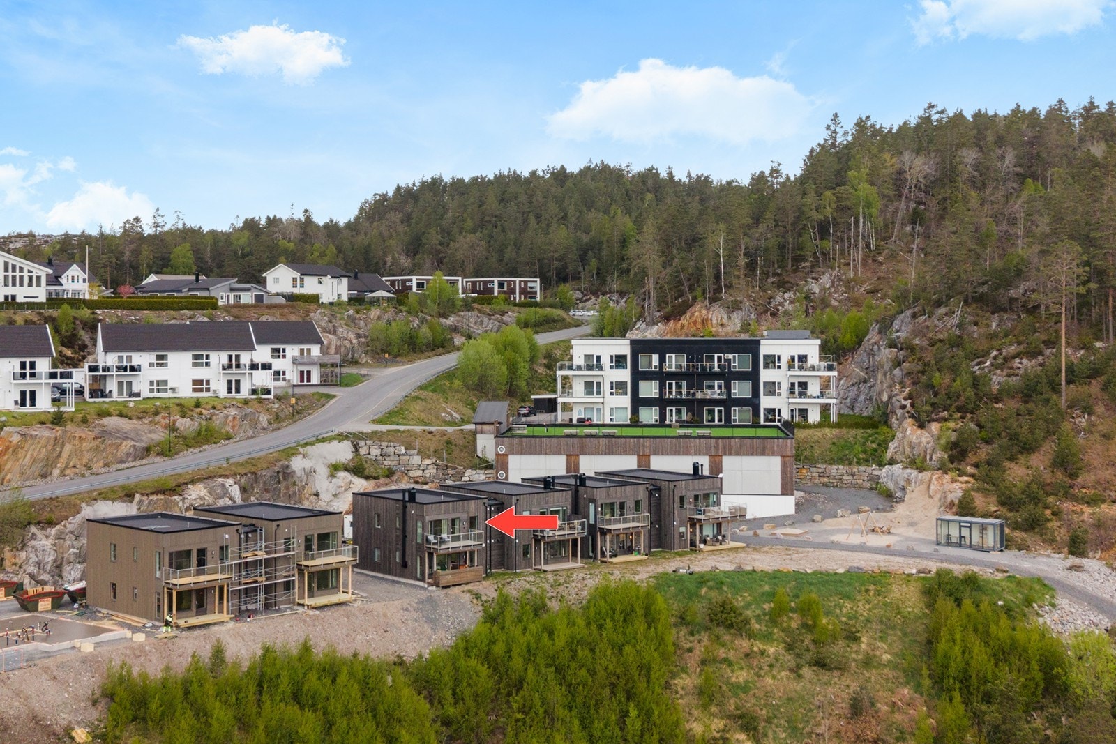 Leiligheten ligger på enden av 8-mannsbolig. 4-mannsboligen til venstre vil være ferdigstilt til ferien iflg. utbygger. Galleribilde