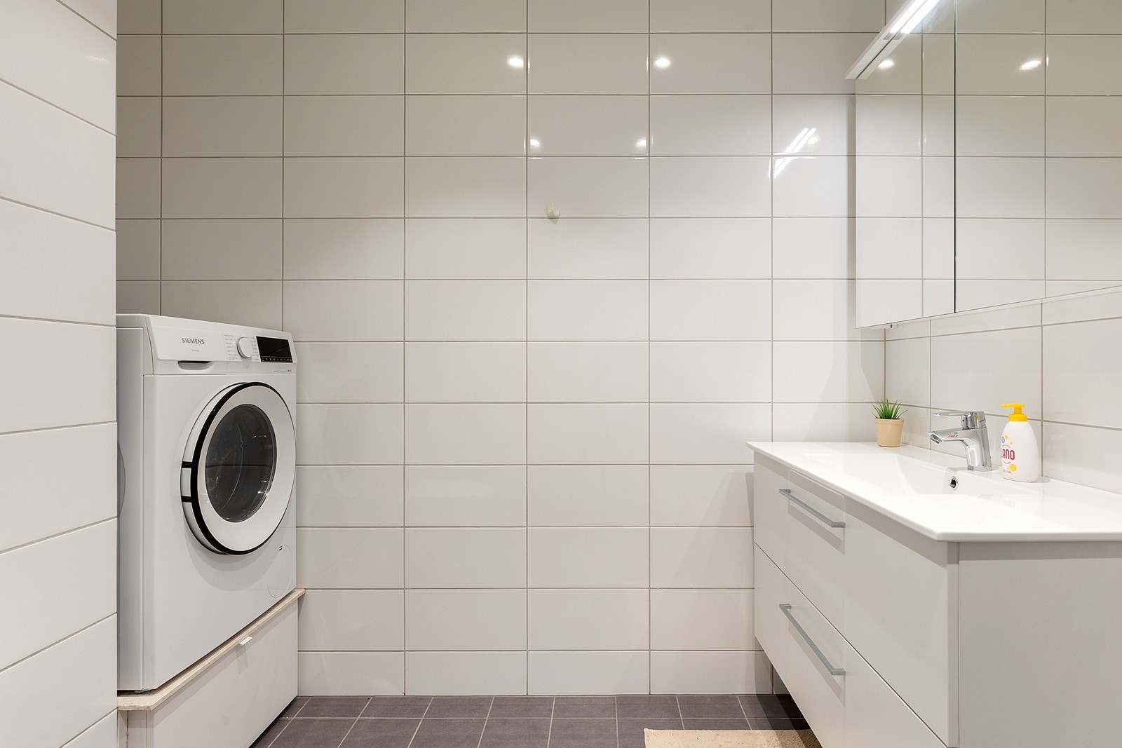 Flislagte vegger og gulv på badet gir et moderne uttrykk og enkelt vedlikehold. Galleribilde