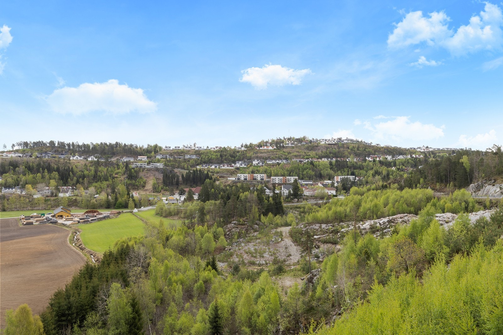 Beliggenheten gir panoramautsikt over skog og nærliggende boligområder. Galleribilde