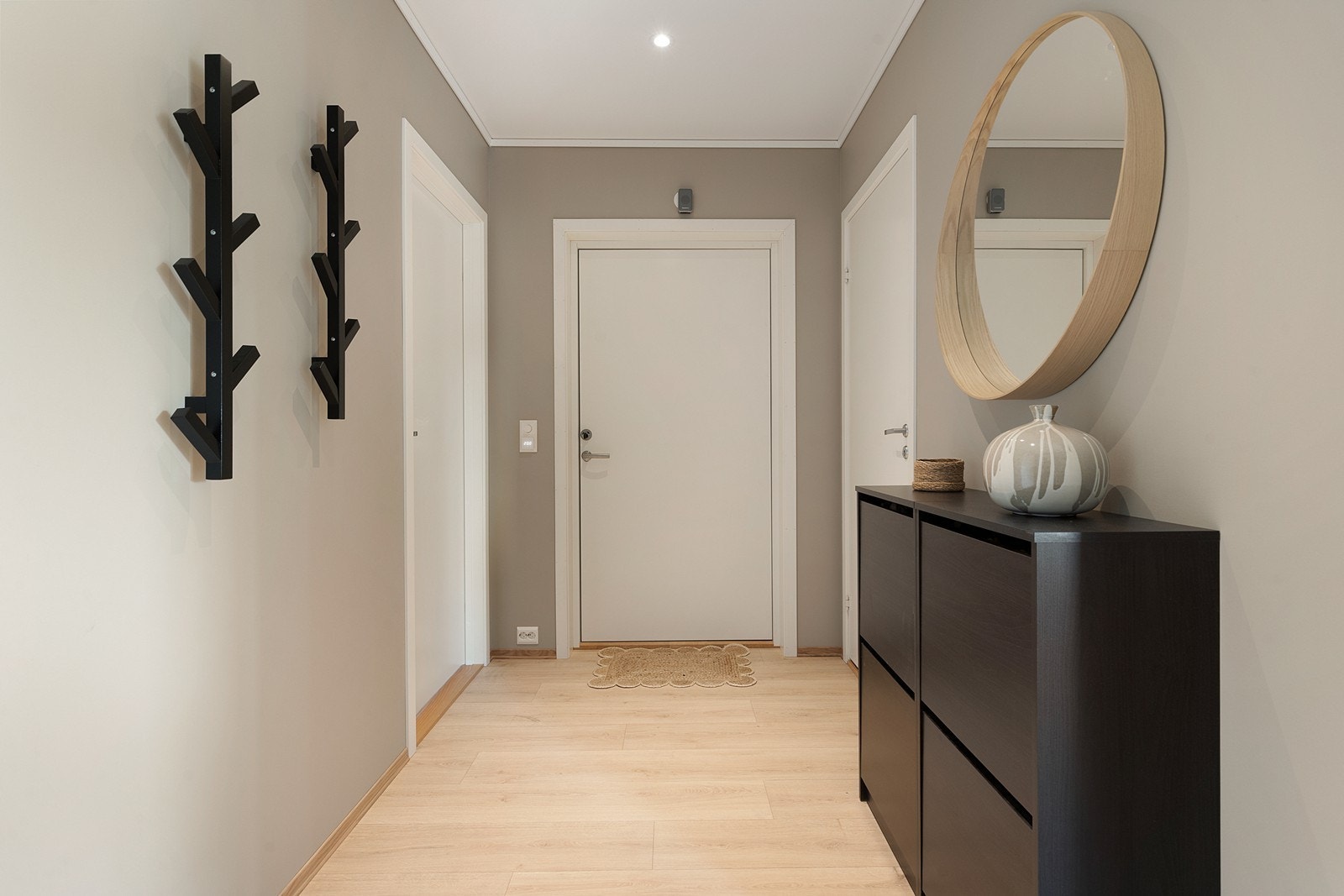 Fin lys entrè med downlights i tak Galleribilde