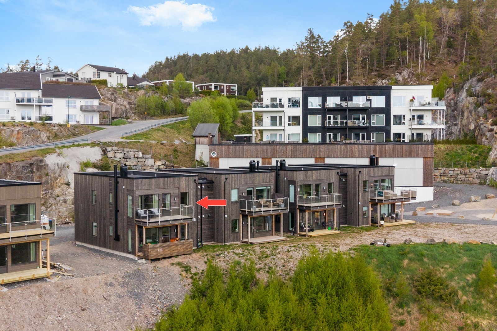 Leiligheten ligger i et nyere boligområde med moderne arkitektur og grønne omgivelser. Ifølge utbygger på feltet vil det sås plen foran leilighetene til høsten. Galleribilde