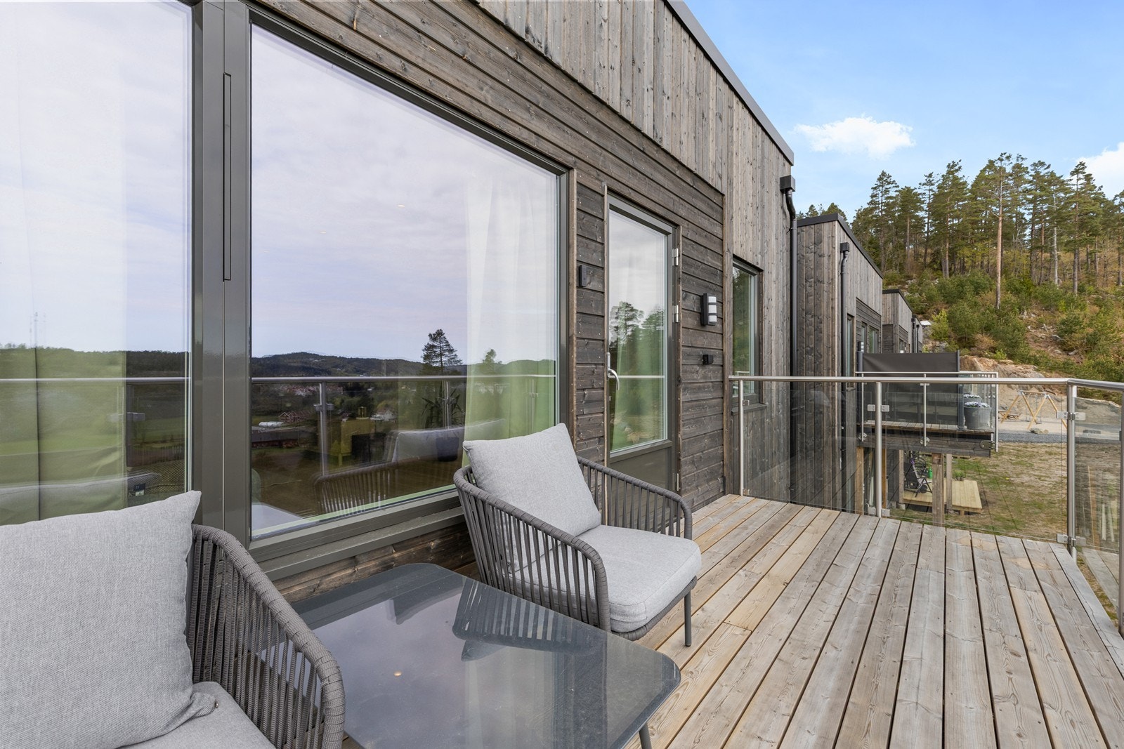 Balkongen med utgang fra stue gir en naturlig overgang mellom inne- og uteområder. Galleribilde