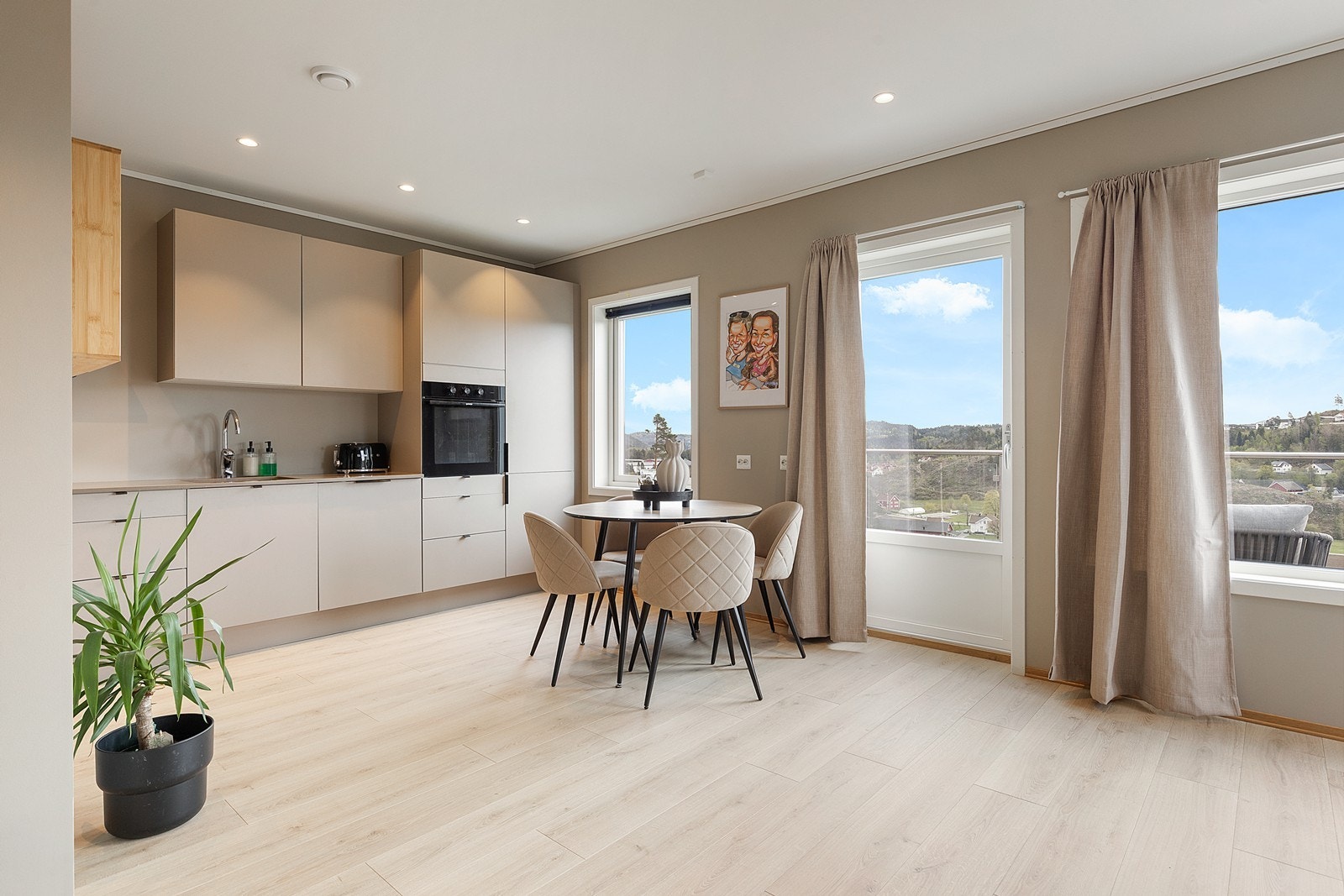 Moderne kjøkkeninnredning fra HTH med slette fronter malt i lun fin farge, med integrert stekeovn, platetopp, ventilator, oppvaskmaskin og kjøleskap m/ frys. Galleribilde
