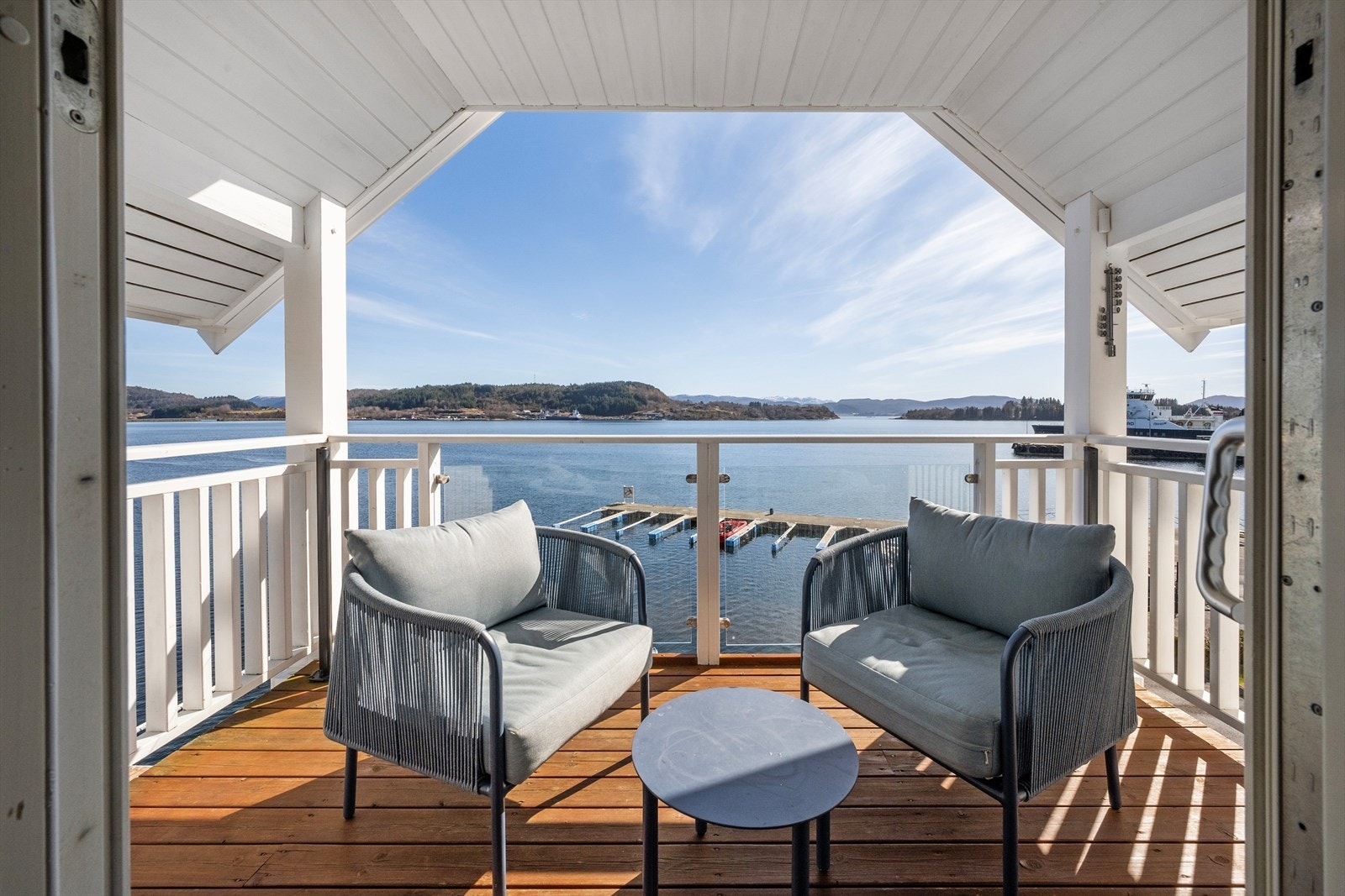 Frå stova er det utgang til ein overbygd, sørvendt terrasse med flott utsikt over hamna. Galleribilde