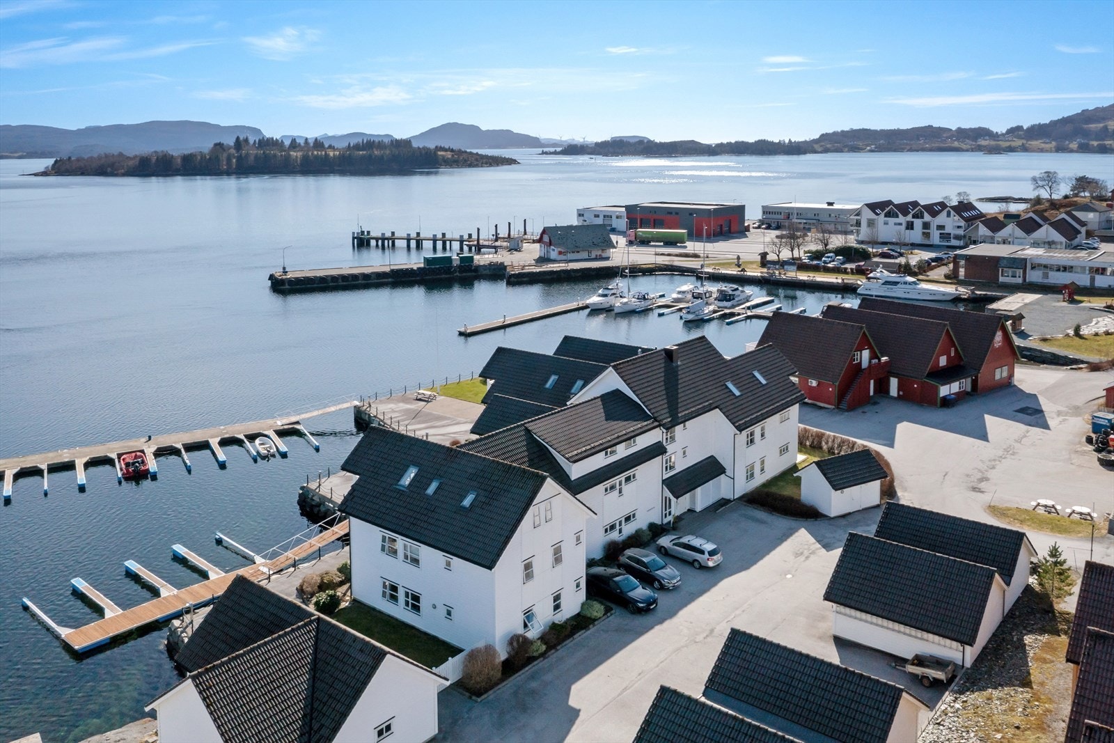 Eigedomen har flotte omgjevnader med fjordutsikt og gode soltilhøve. Galleribilde