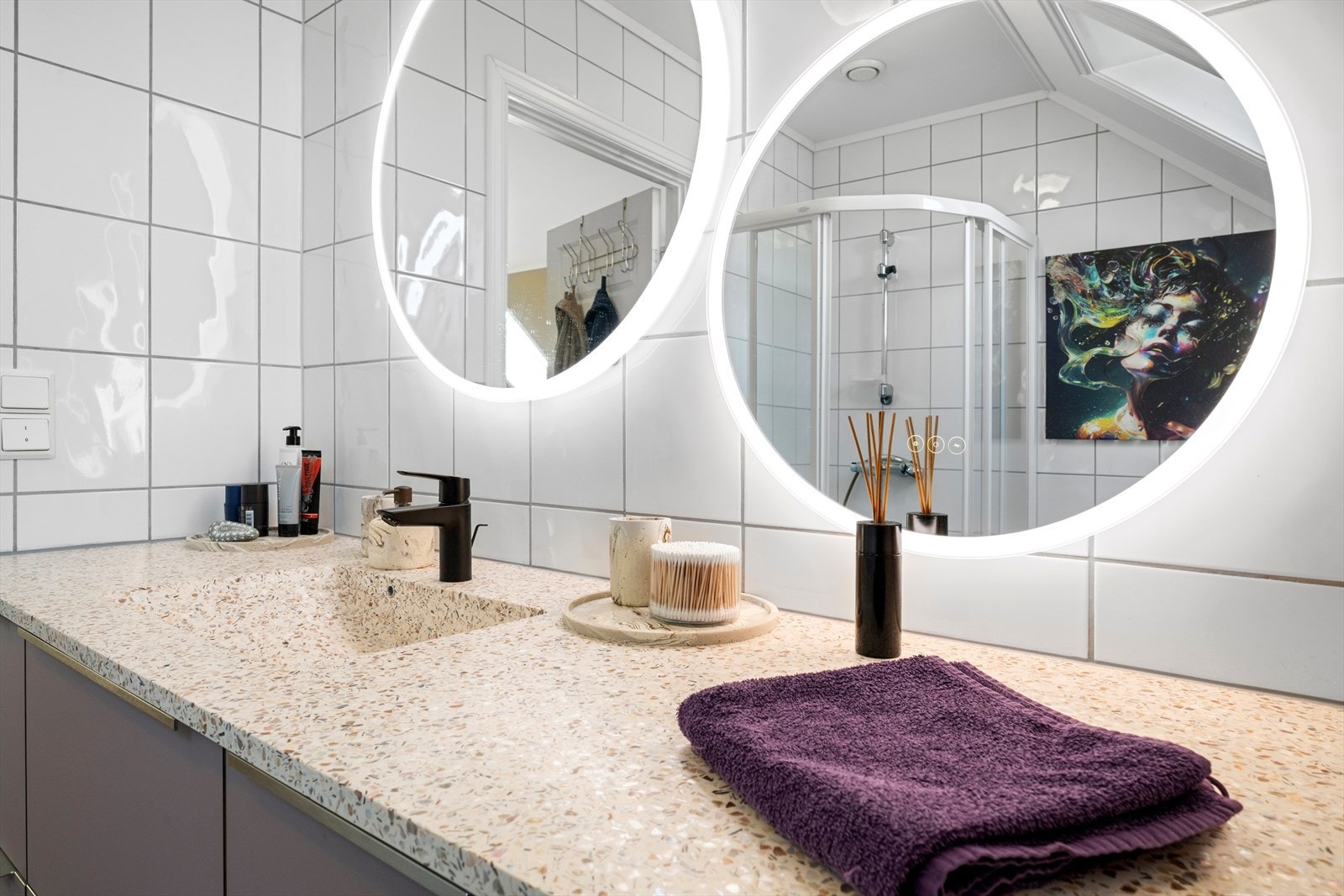 Detalj frå badet. Benkeplata er i kompositt med integrert vask. Galleribilde
