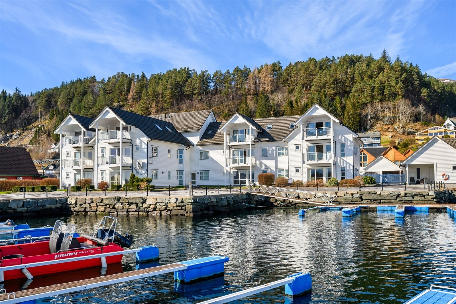 Askvoll Brygge ligg idyllisk til i sentrum, med fine grøntområde og bryggeanlegg. Galleribilde
