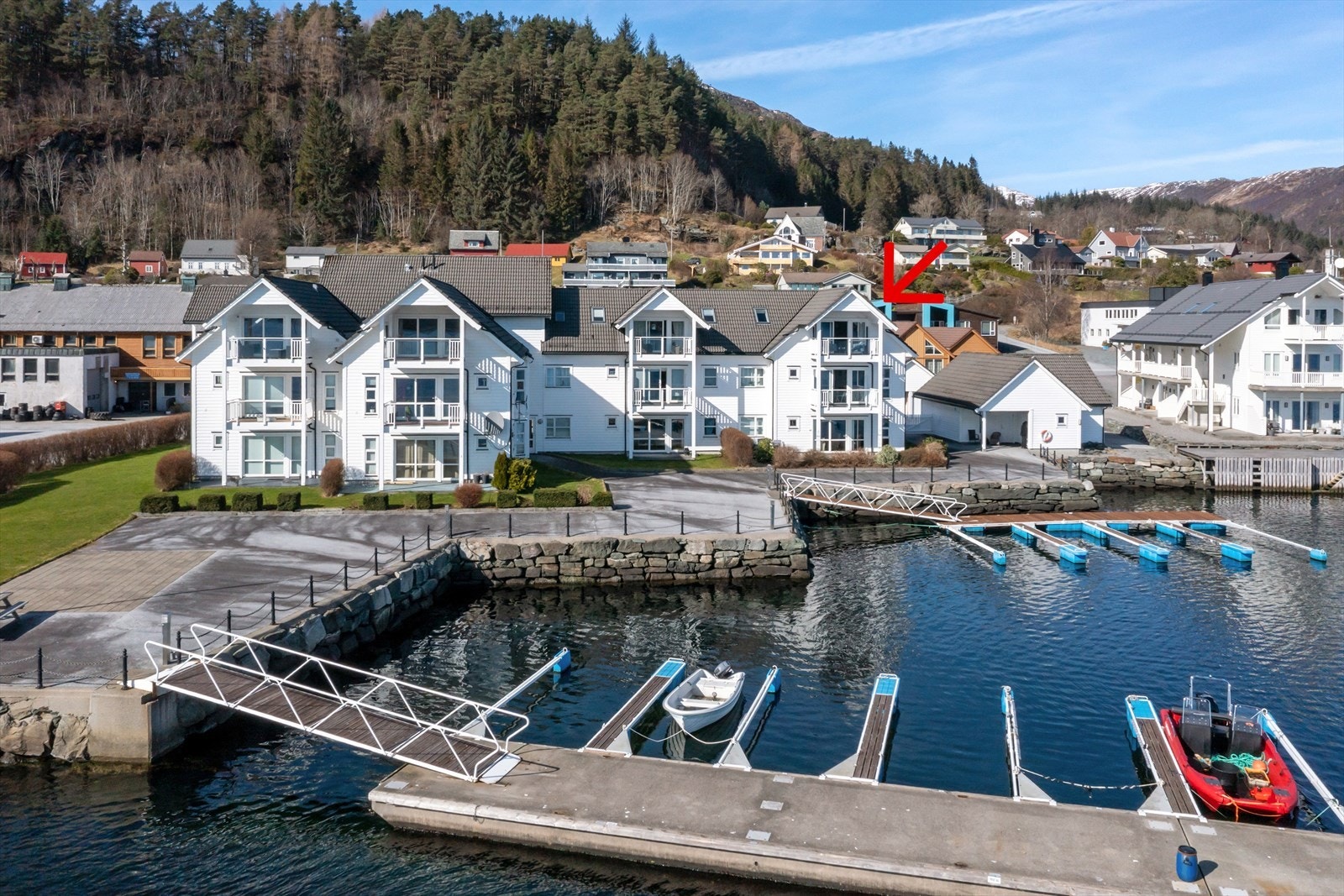 Svært sentral plassering med gangavstand til alle sentrumsfasilitetar. Galleribilde