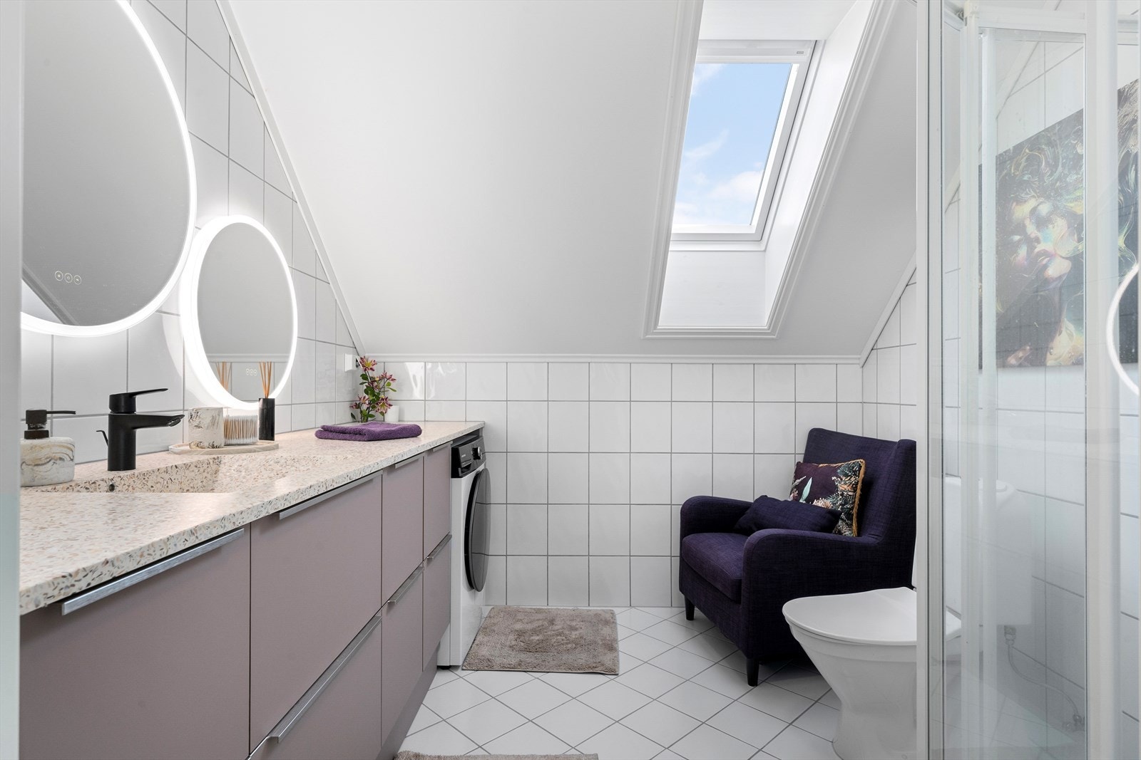 Badet har flislagde overflater og nyleg montert baderomsinnreiing. Her er det også opplegg for vaskemaskin. Galleribilde