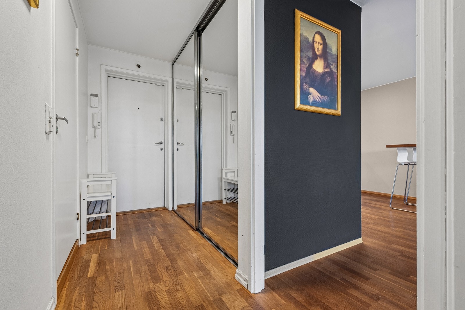 Romslig entre med praktisk garderobeskap med god oppbevaringsplass. Galleribilde