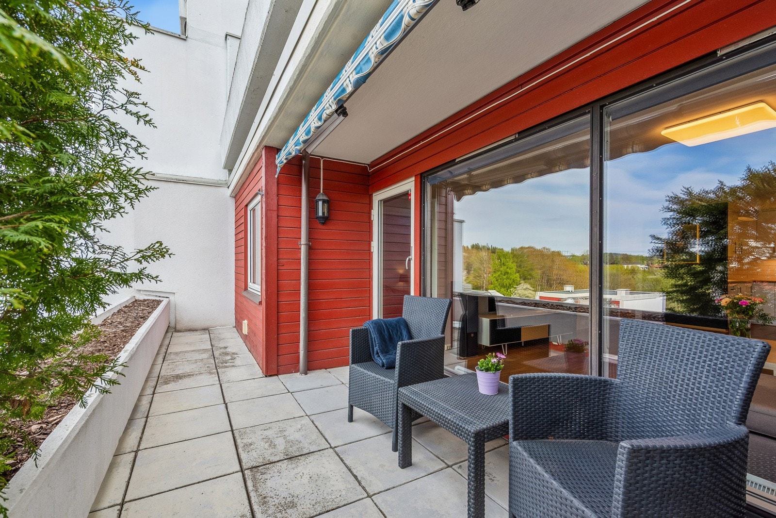 Fra stuen er det utgang til en herlig terrasse med betongheller på ca. 11 kvm. Galleribilde