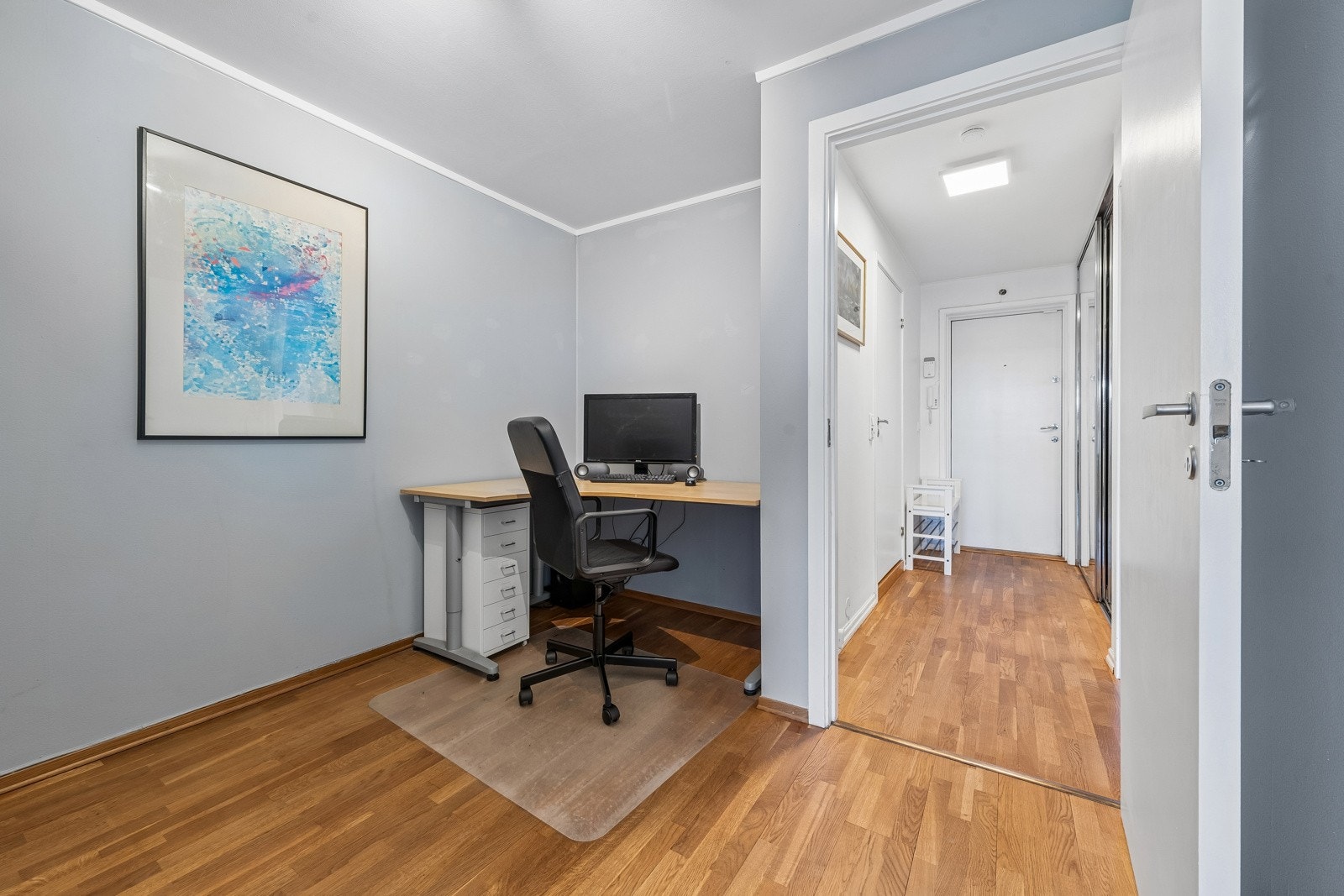 I tilknytning til soverommet har du et rom som i dag brukes som kontor. Rommet kan brukes som kontor, walk in closet, bod, alt etter behov. Galleribilde