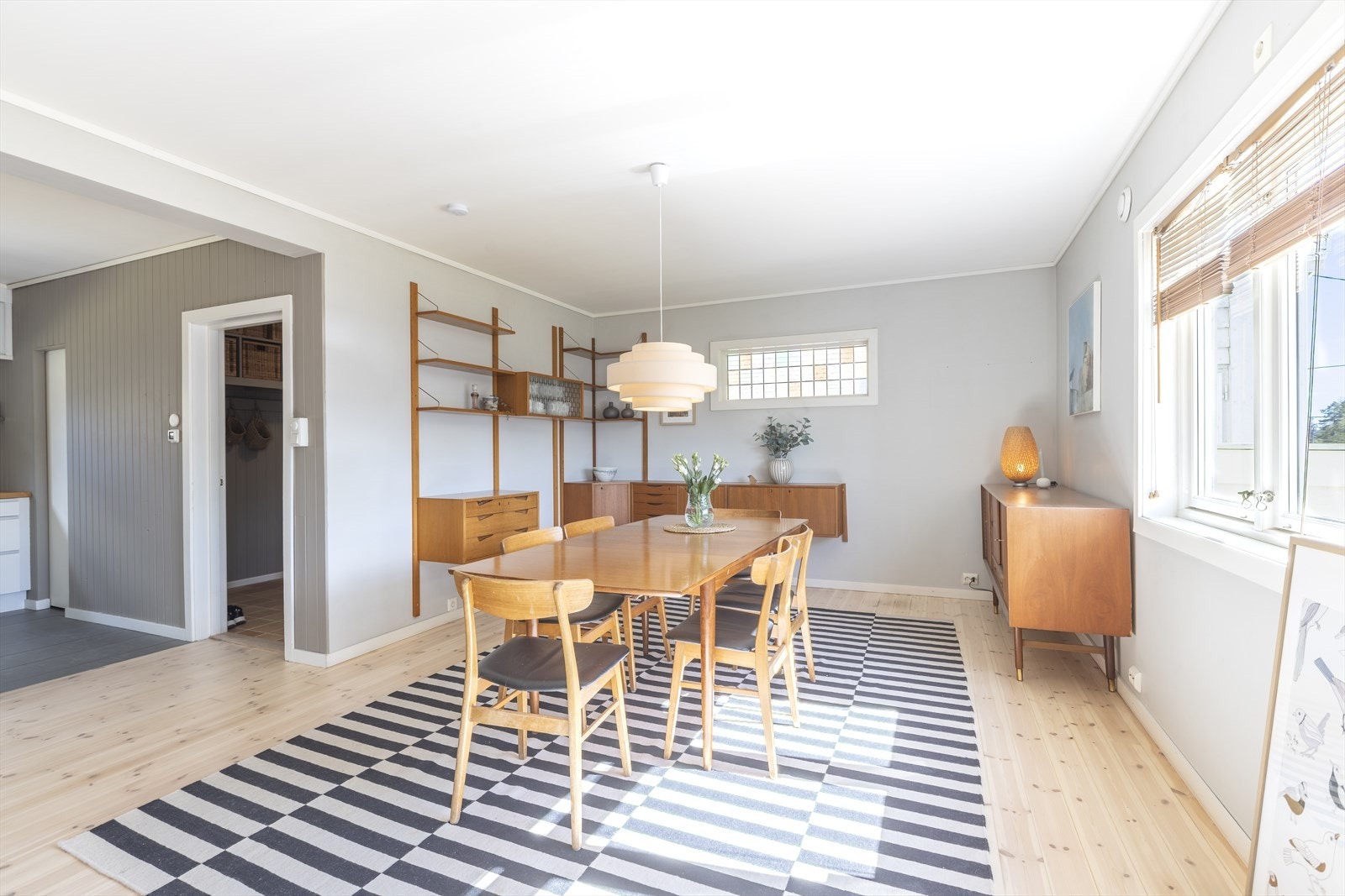 Spisestuen har flere vinduer som slipper inn godt med lys og er et perfekt sted å innta måltidene samlet rundt bordet. Galleribilde