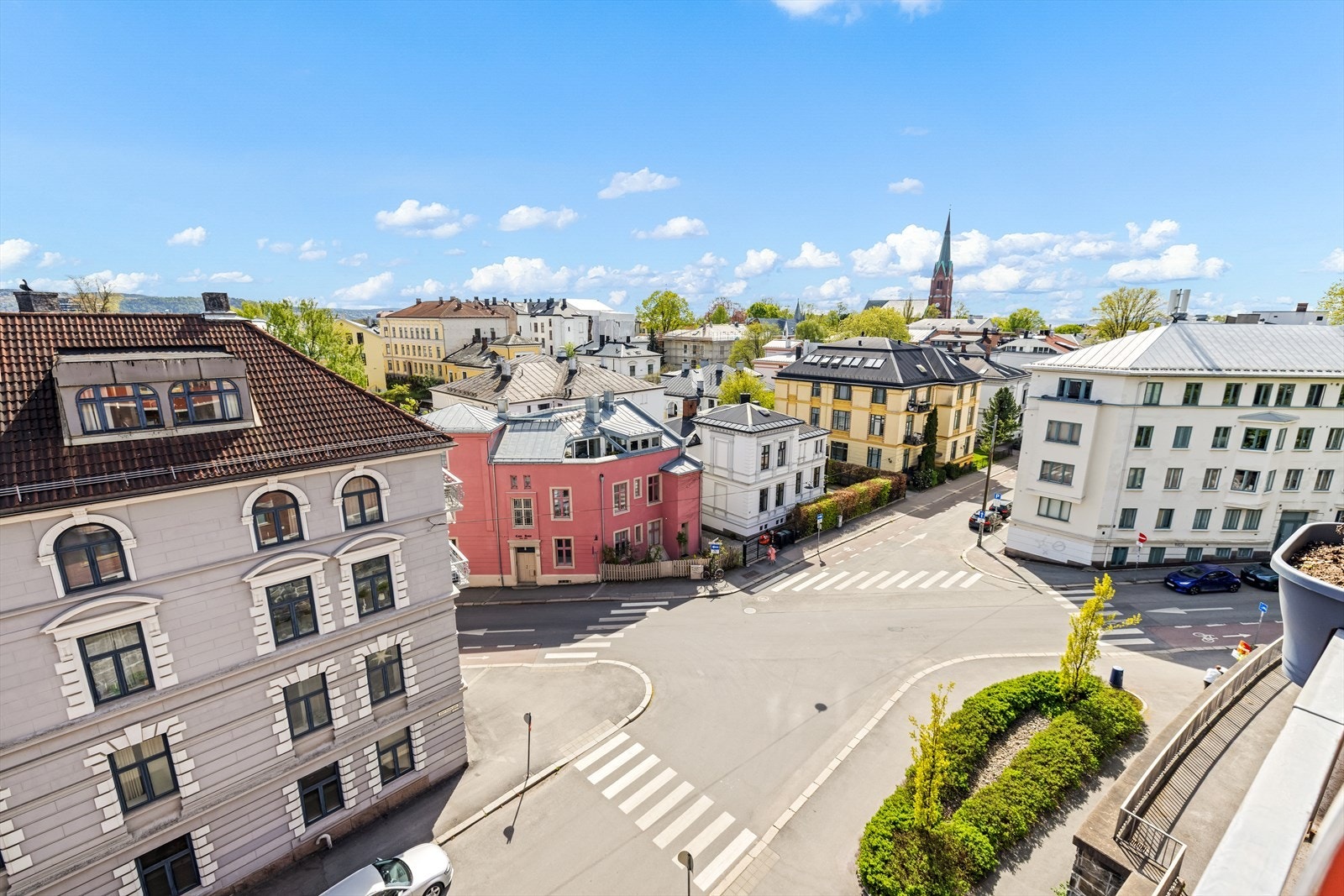 Fra eiendommen er det kort vei til grønne rekreasjonsområder, samtidig som bylivet ligger rett rundt hjørnet. Galleribilde
