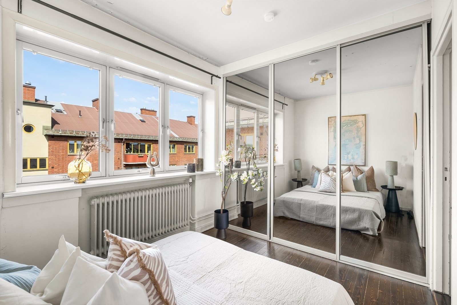 Her er det god plass til dobbeltseng med tilhørende møblement, samt integrert skyvedørsgarderobe for oppbevaring. Galleribilde