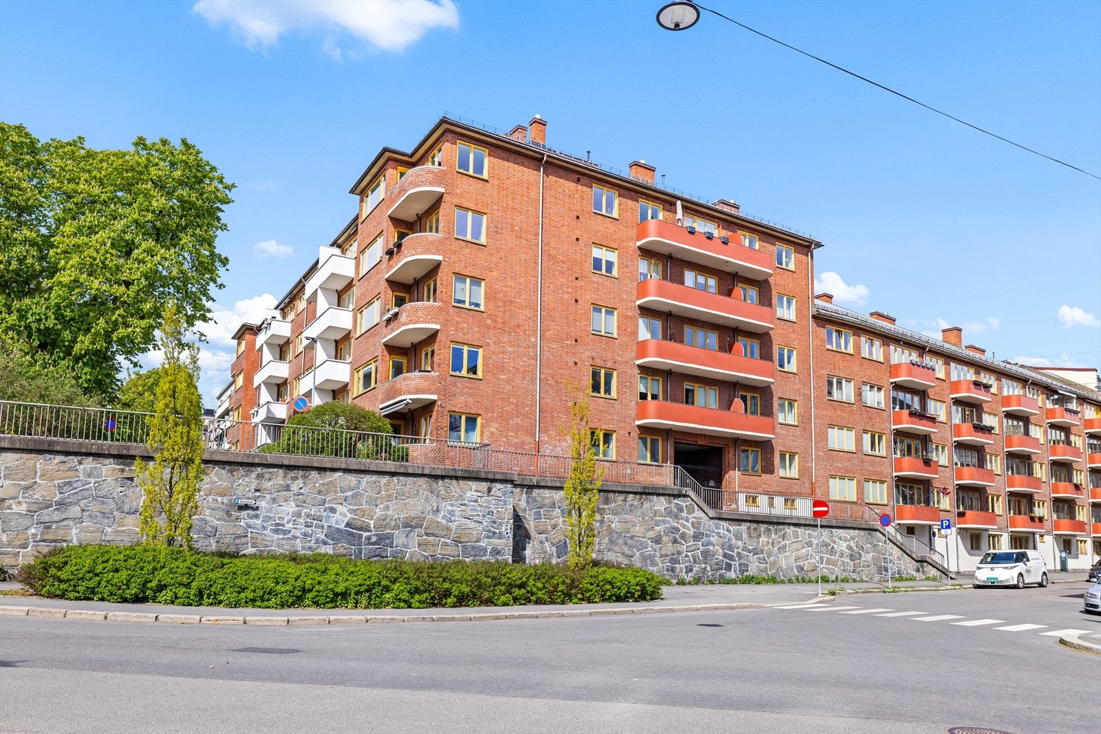 Eiendommen har en flott plassering i et veletablert og etterspurt boligområde. Galleribilde