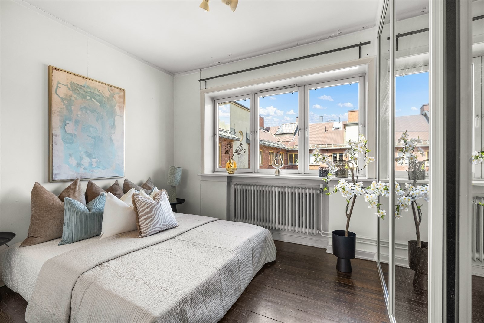 Soverommet er lyst og behagelig og vender inn mot skjermet bakgård. Galleribilde