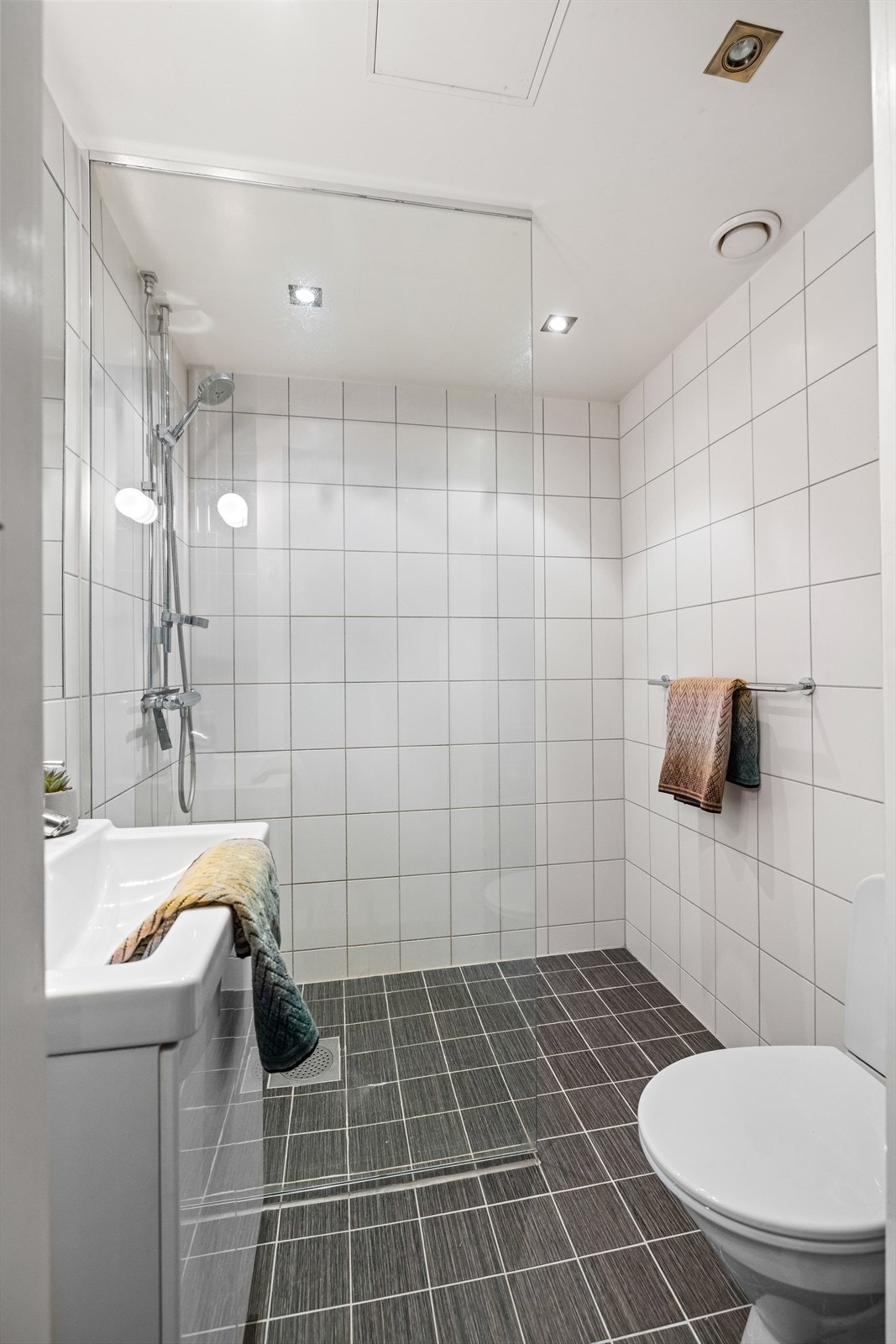Badet er flislagt og tidløst utformet. Galleribilde