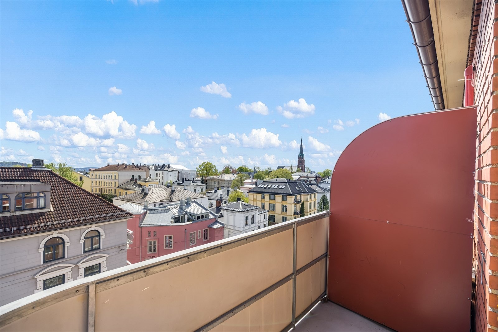 Balkongen har et åpent og luftig utsyn over klassisk bygårdsbebyggelse og nærområdet. Galleribilde