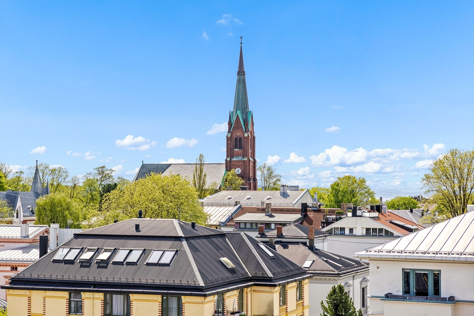 Utsynet mot Uranienborg kirke bidrar til en særpreget og urban atmosfære. Galleribilde