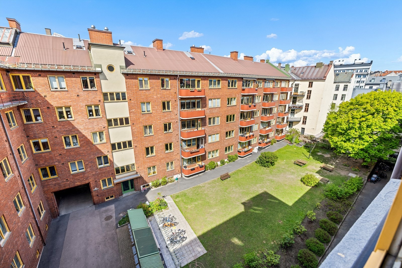 Bakgården er pent opparbeidet med grøntarealer, beplantning og sittegrupper. Galleribilde