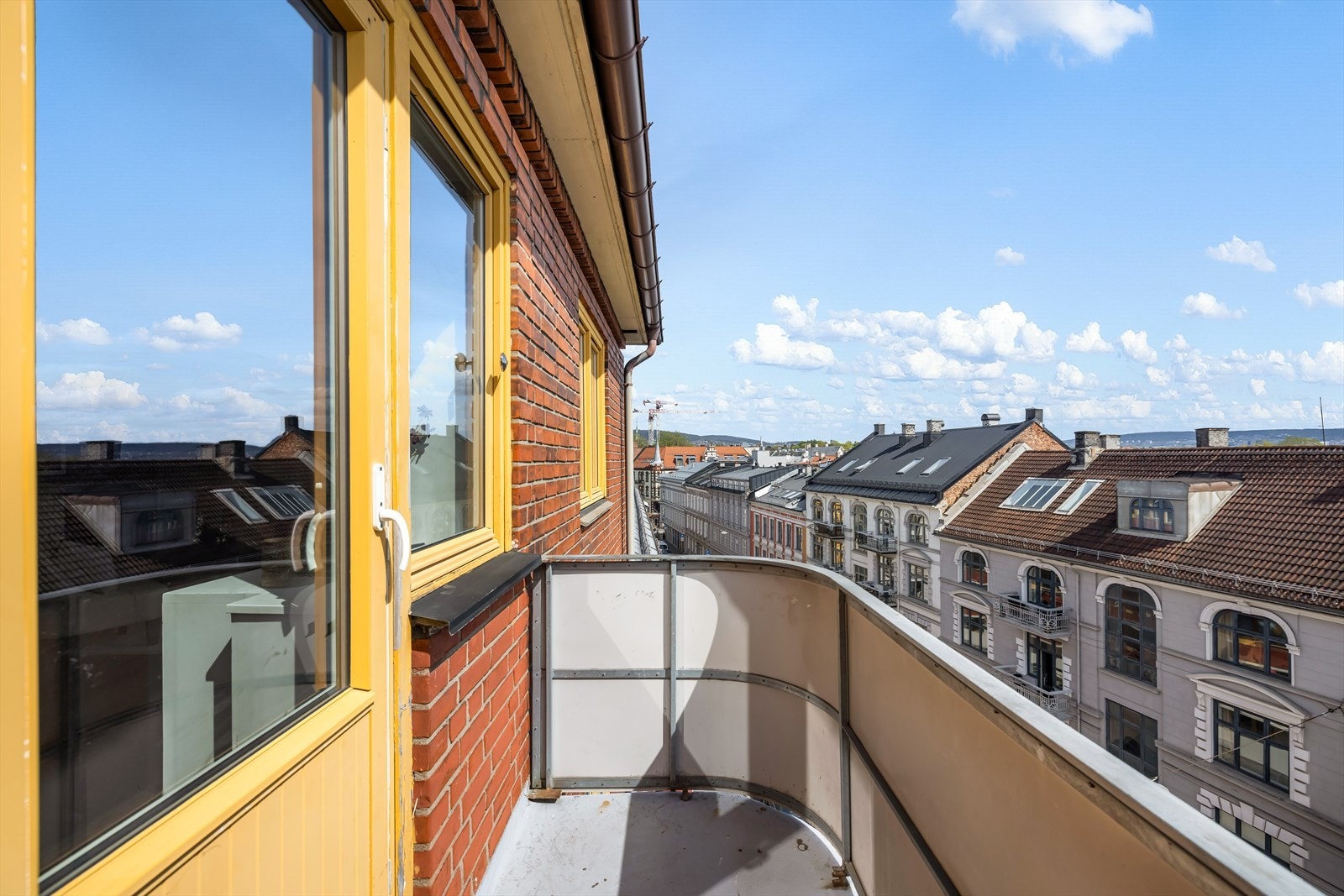 Balkongen har plass til en liten og hyggelig sittegruppe. Galleribilde