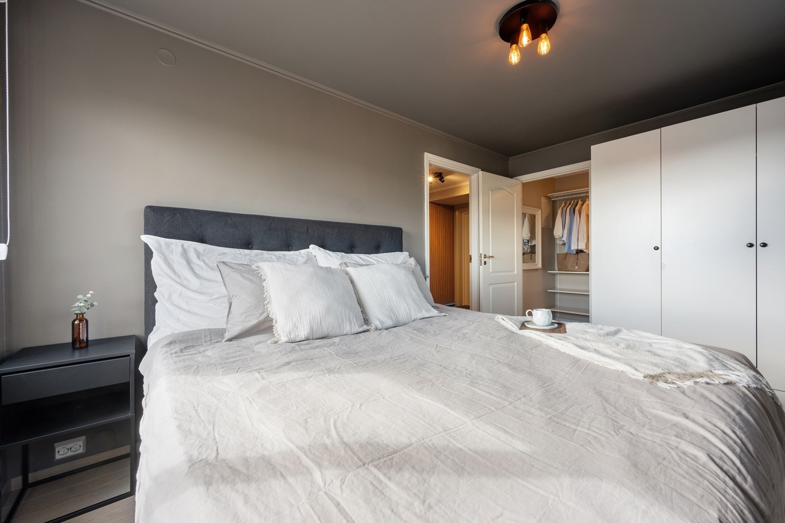 Soverom med walk-in garderobe og stort garderobeskap. Galleribilde