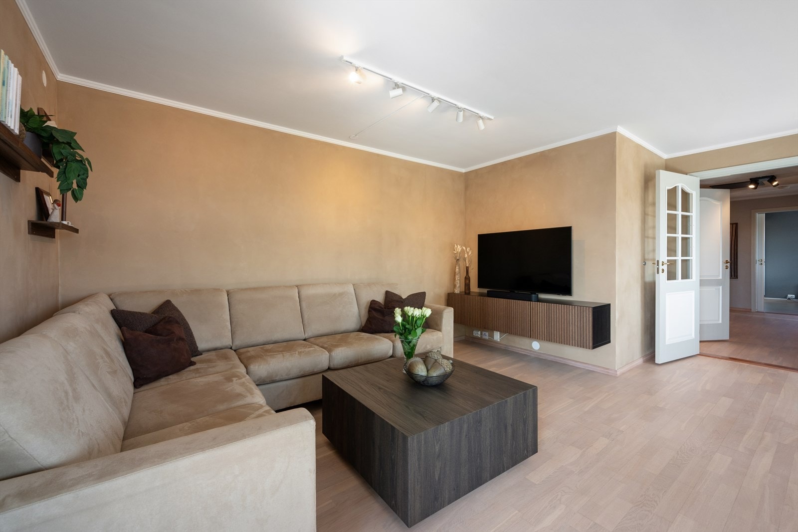 Innbydende stuedel med romslig sofagruppe, god plass til sosiale sammenkomster og moderne TV-løsning. Galleribilde