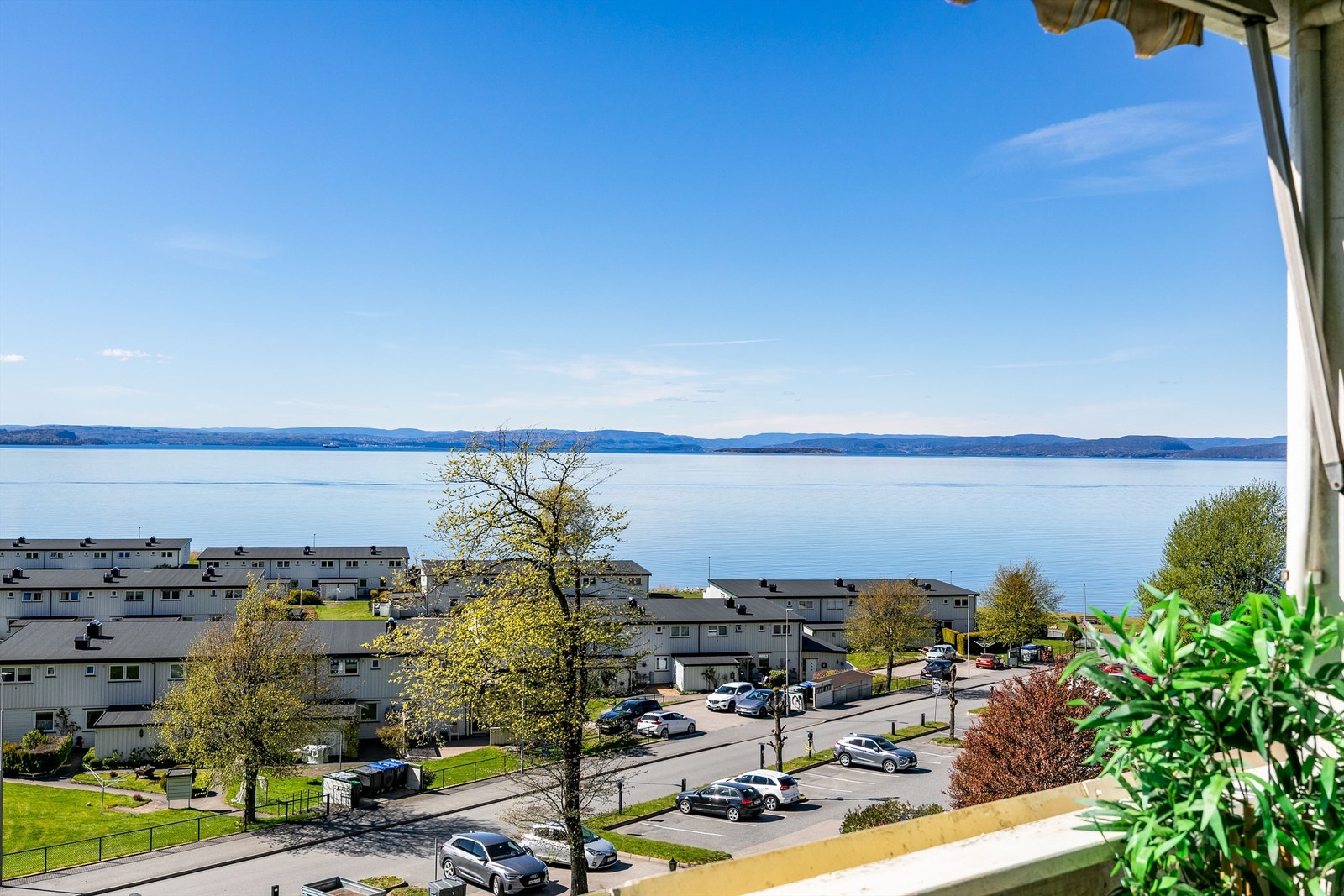 Vindstille vårdager med flatt vann på fjorden er sjelden vare. Utsikten derimot er den samme fine, året gjennom. Galleribilde