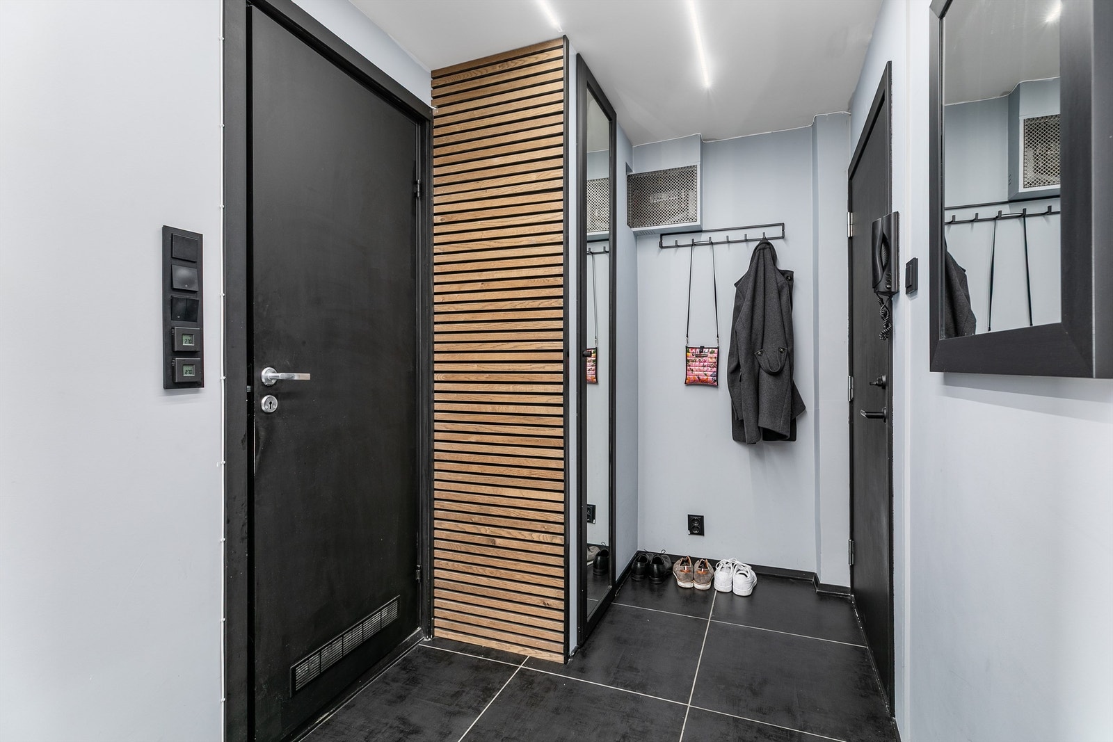 Entreens gulv har både fliser og varmekabler. Galleribilde