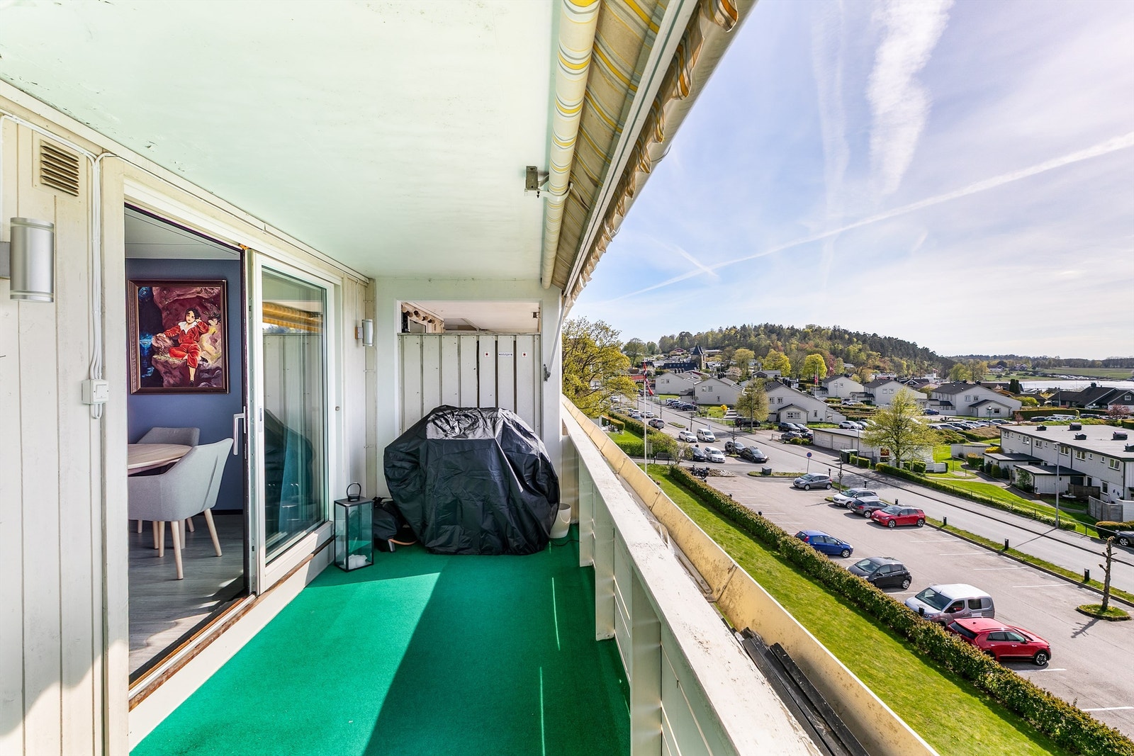 Markise i hel bredde over verandaen solskjermer også stuen og kjøkkenet. Galleribilde