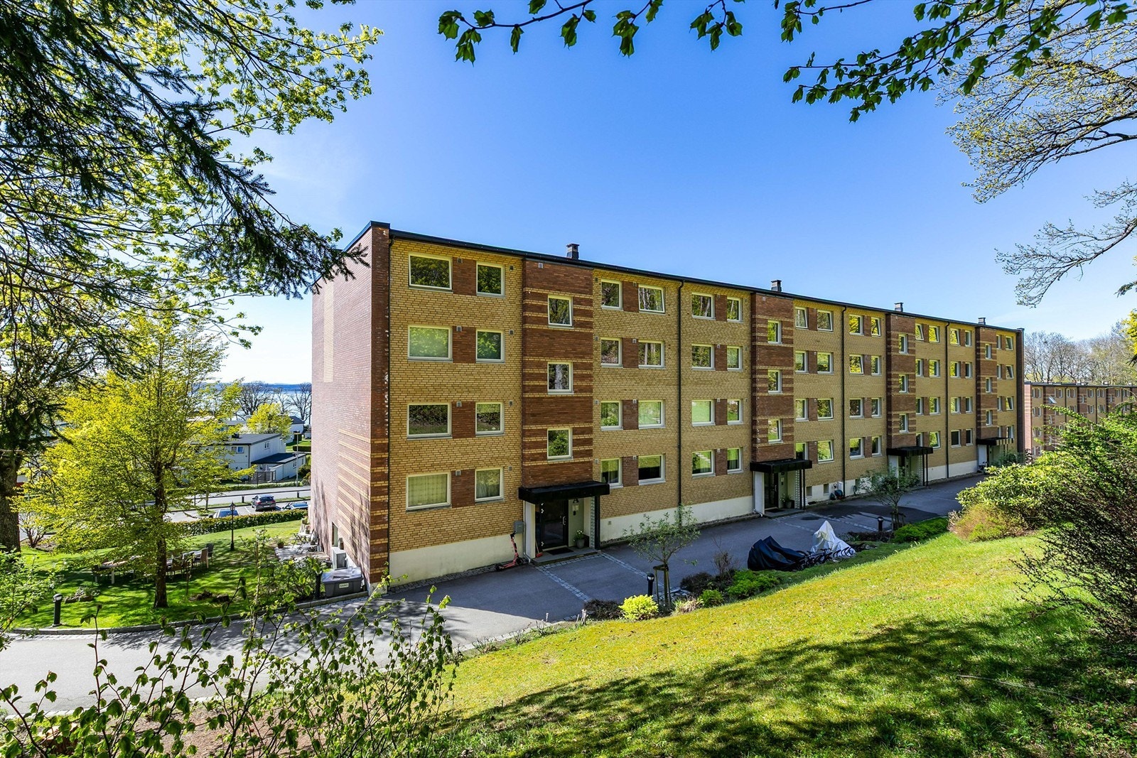 Parkmessige og velstelte grøntarealer omgir alle blokkene langs Refsnesalleen. Galleribilde