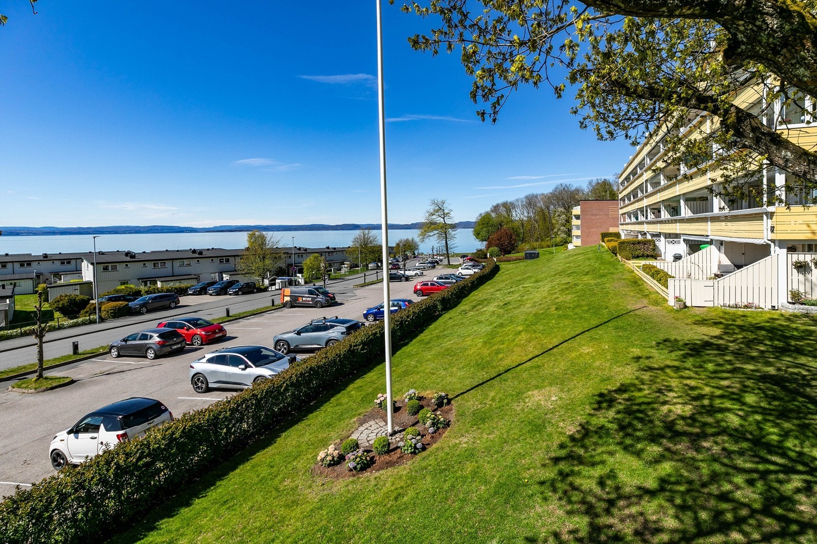 Fra leiligheten er det kun kort rusleavstand ned til idylliske Refsnesstranda, den nærmeste av et rikt antall badesteder på øya. Galleribilde