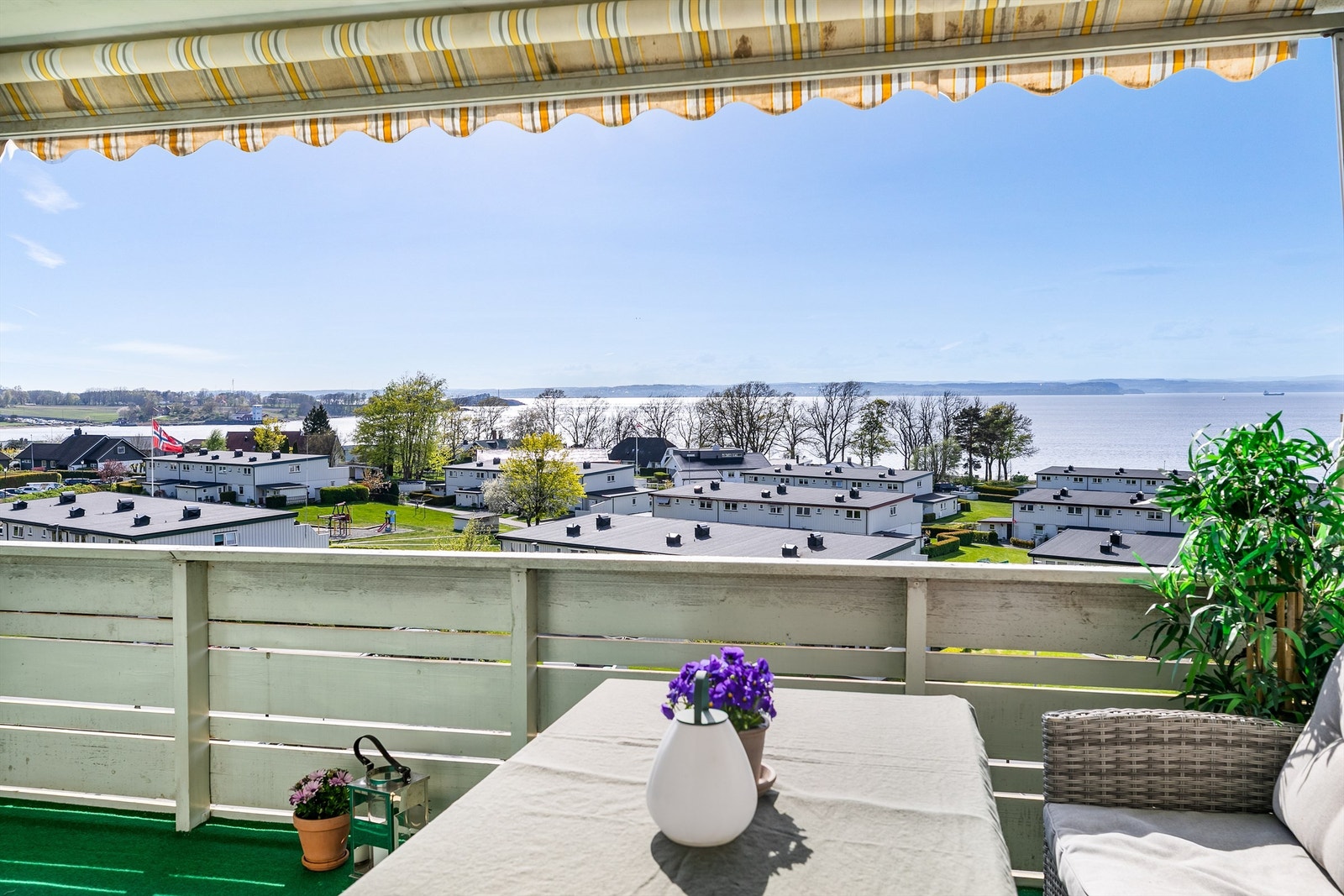 I fredelige, usjenerte omgivelser på egen veranda er det lett å glede seg over både ettermiddagssolen og den herlige fjordutsikten. Galleribilde