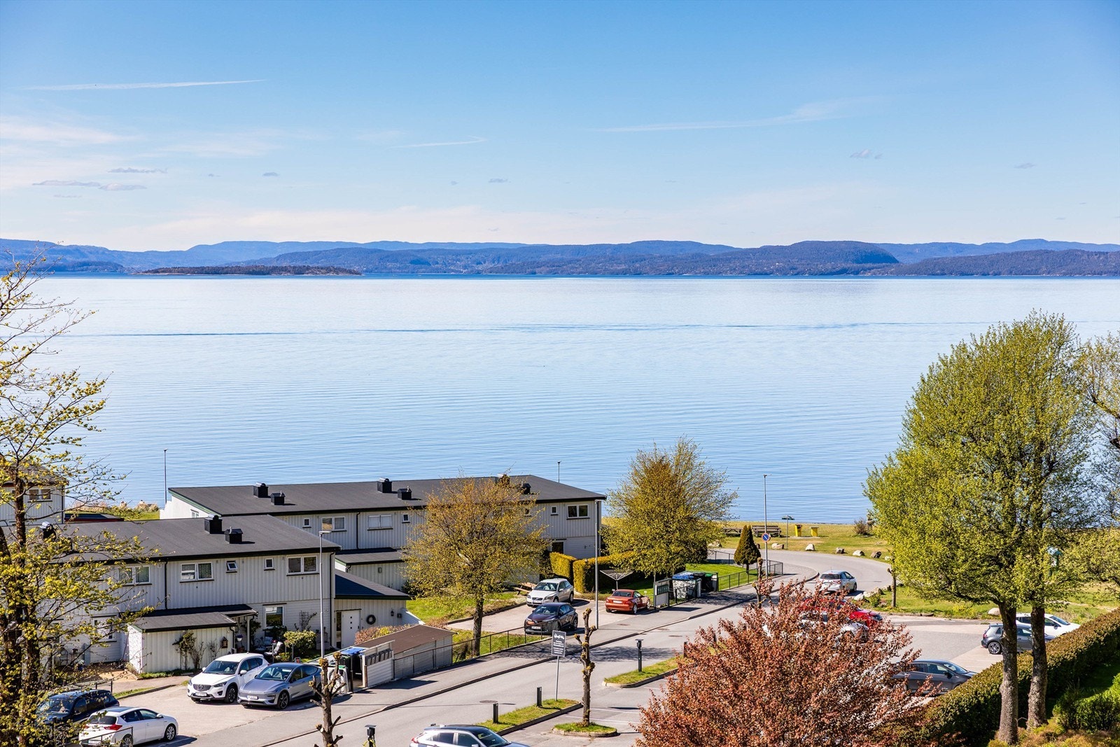 I tredje etasje av 87-blokka, nest nederst i Refsnesalleen, ligger denne tre-roms andelsleiligheten med fenomenal utsikt til Oslofjorden. Galleribilde