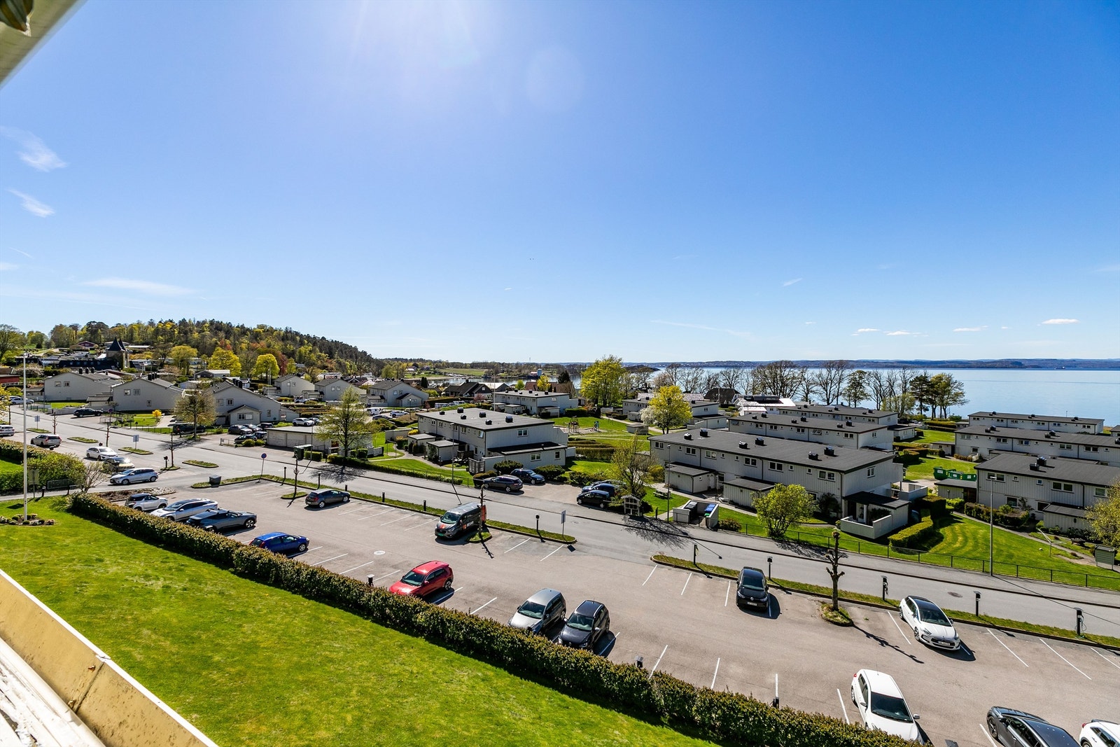 Solforholdene er også meget gode; sommerstid kommer solen til verandaen fra tidlig ettermiddag. Galleribilde