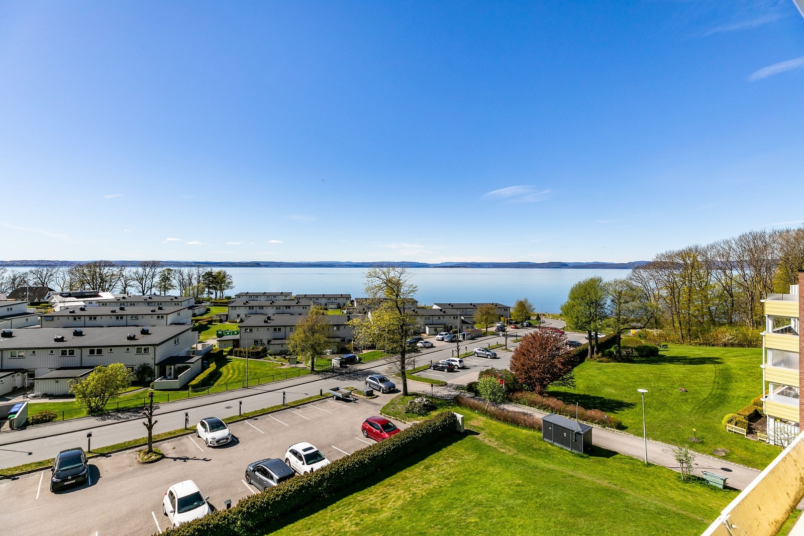 Den luftige høyden av tredje etasje sikrer vid utsikt over hustakene på Refsnes, til fjorden og de skogkledde toppene på motsatt side. Galleribilde