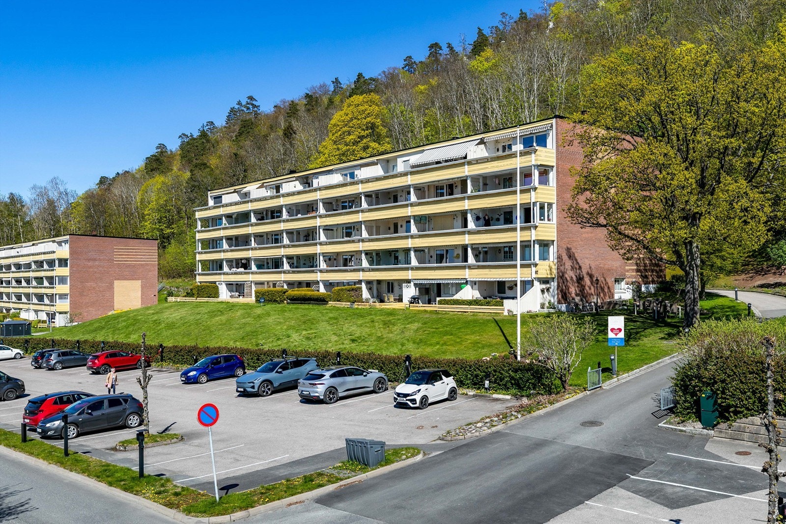 Borettslaget har biloppstillingsplasser som leies ut etter søknad og ventelister. Galleribilde
