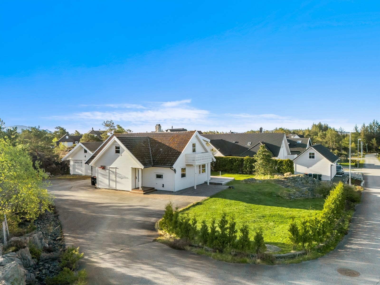 Innholdsrik enebolig med dobbel garasje på 51 m² og asfaltert gårdsplass. Galleribilde